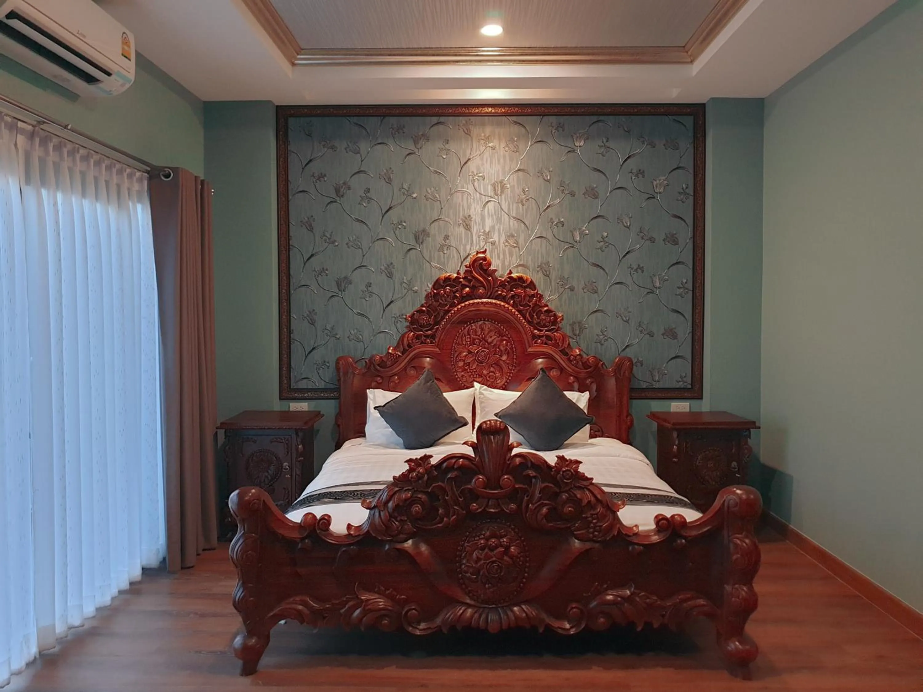 Photo of the whole room, Bed in Chunlee Grand Korat