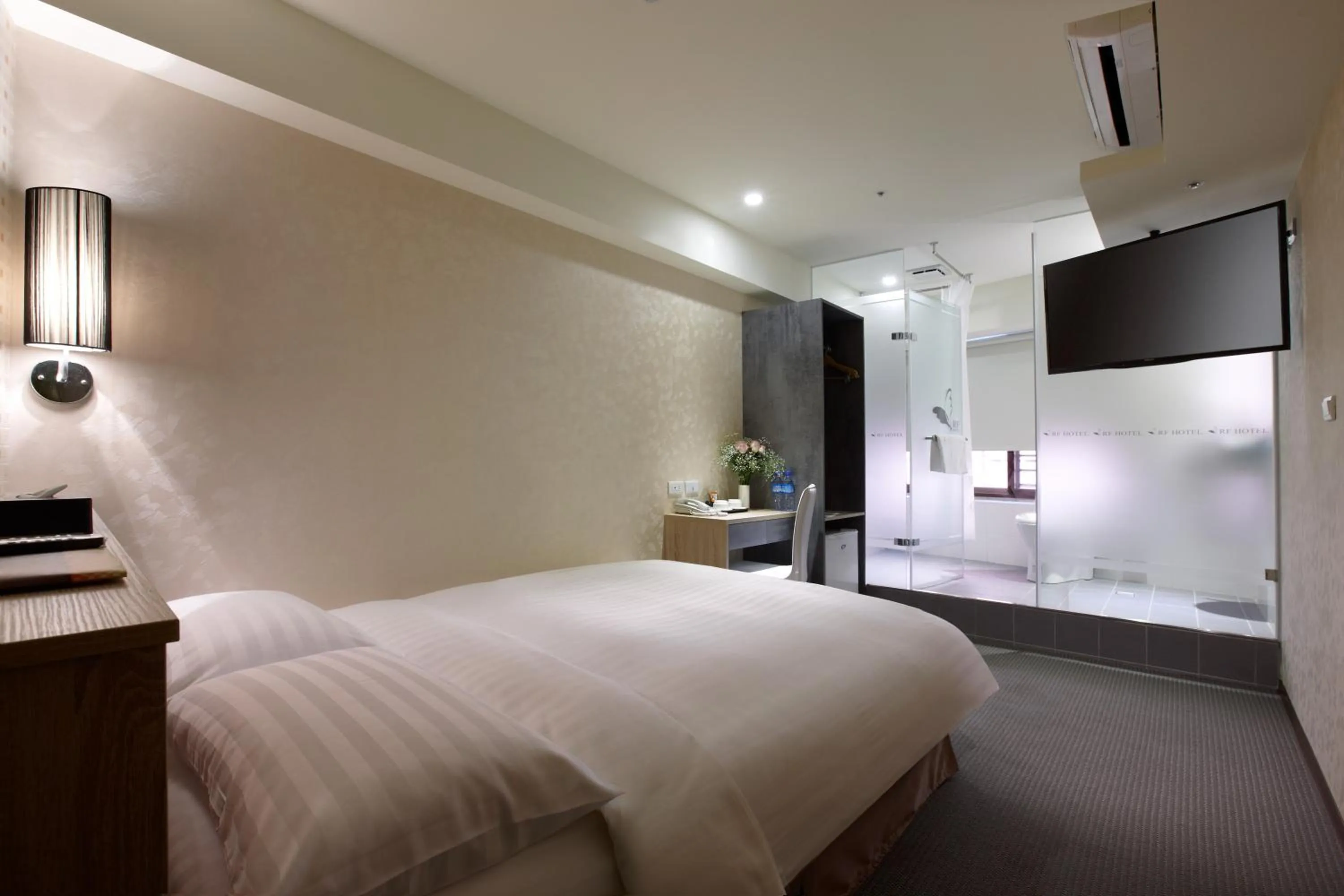 Photo of the whole room, Bed in RF Hotel - Zhongxiao
