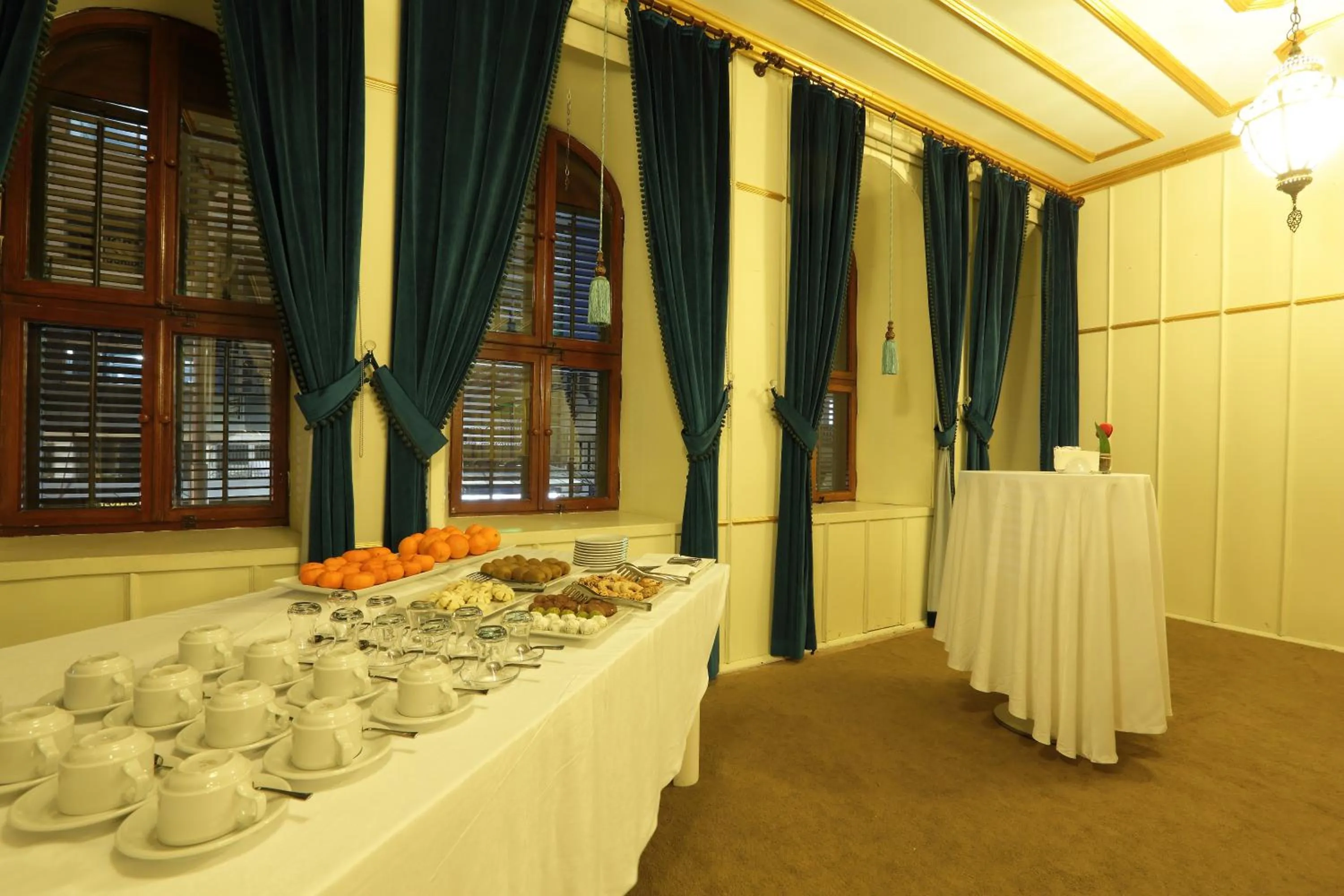 Coffee/tea facilities in Sirehan Hotel