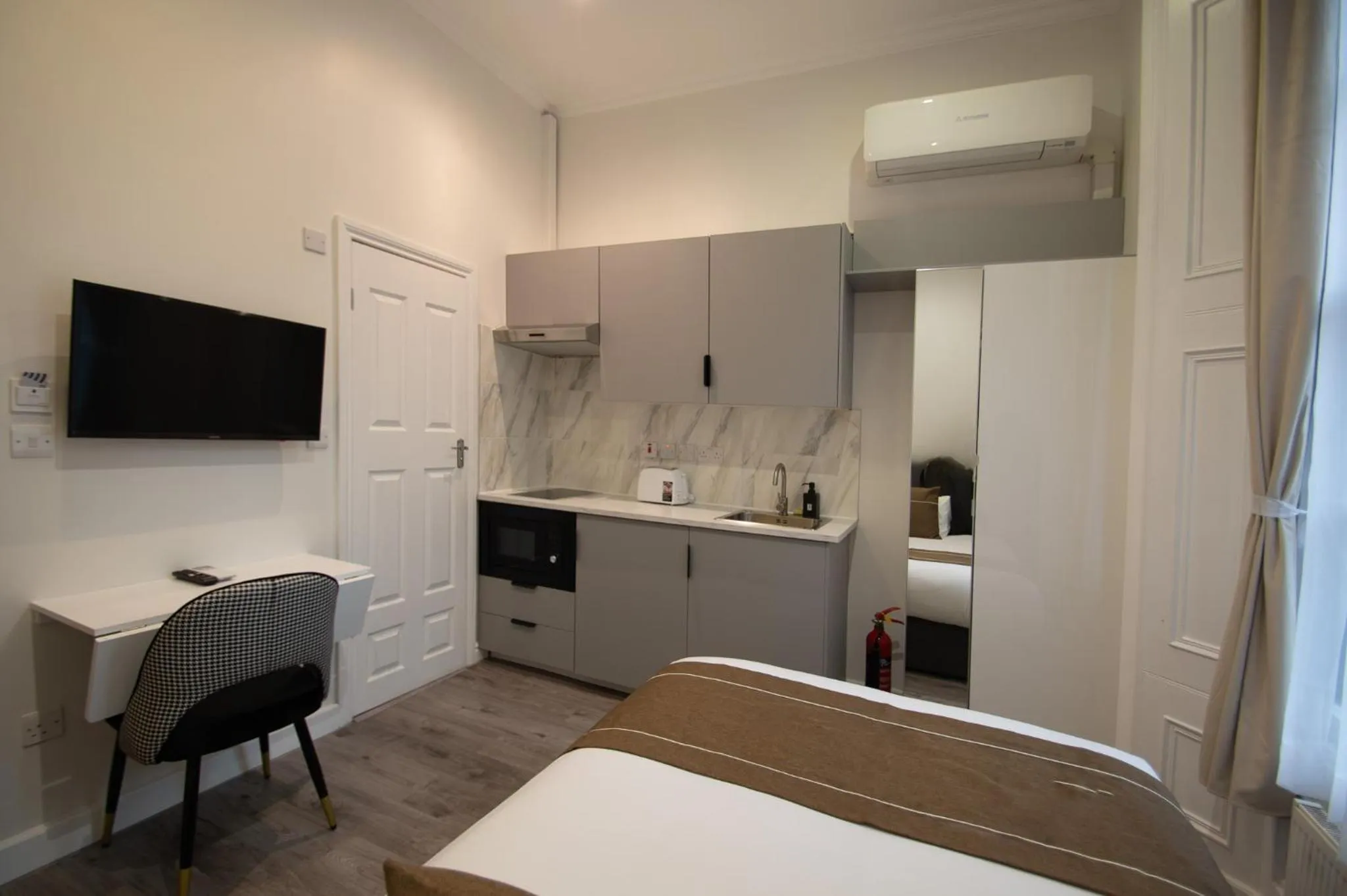 Photo of the whole room in New Kent Apartments