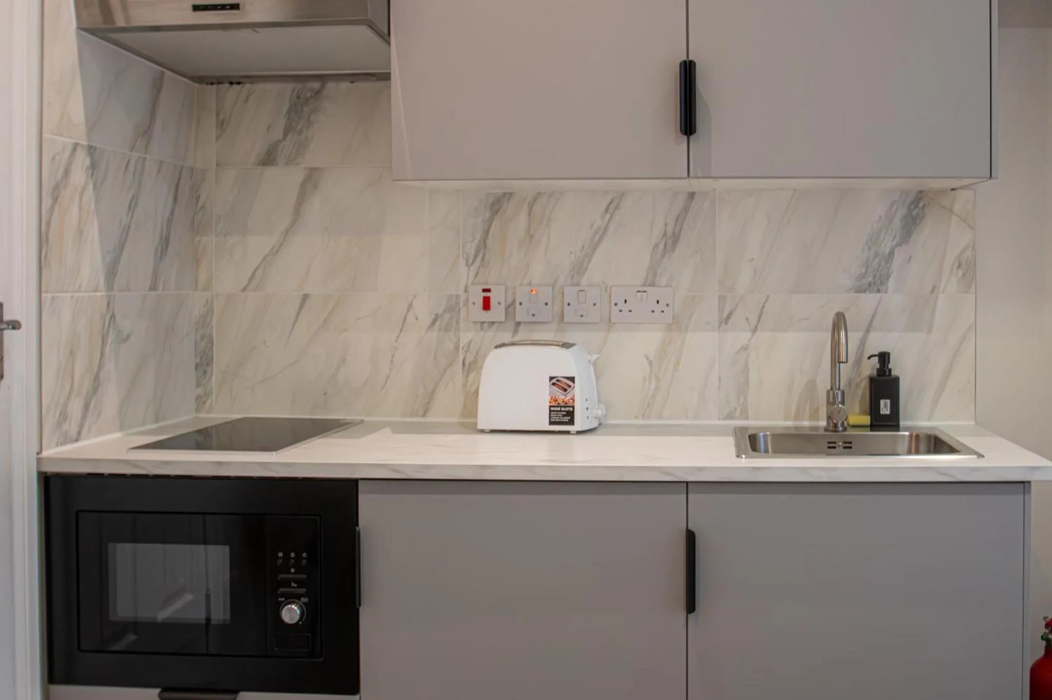 Kitchen or kitchenette in New Kent Apartments