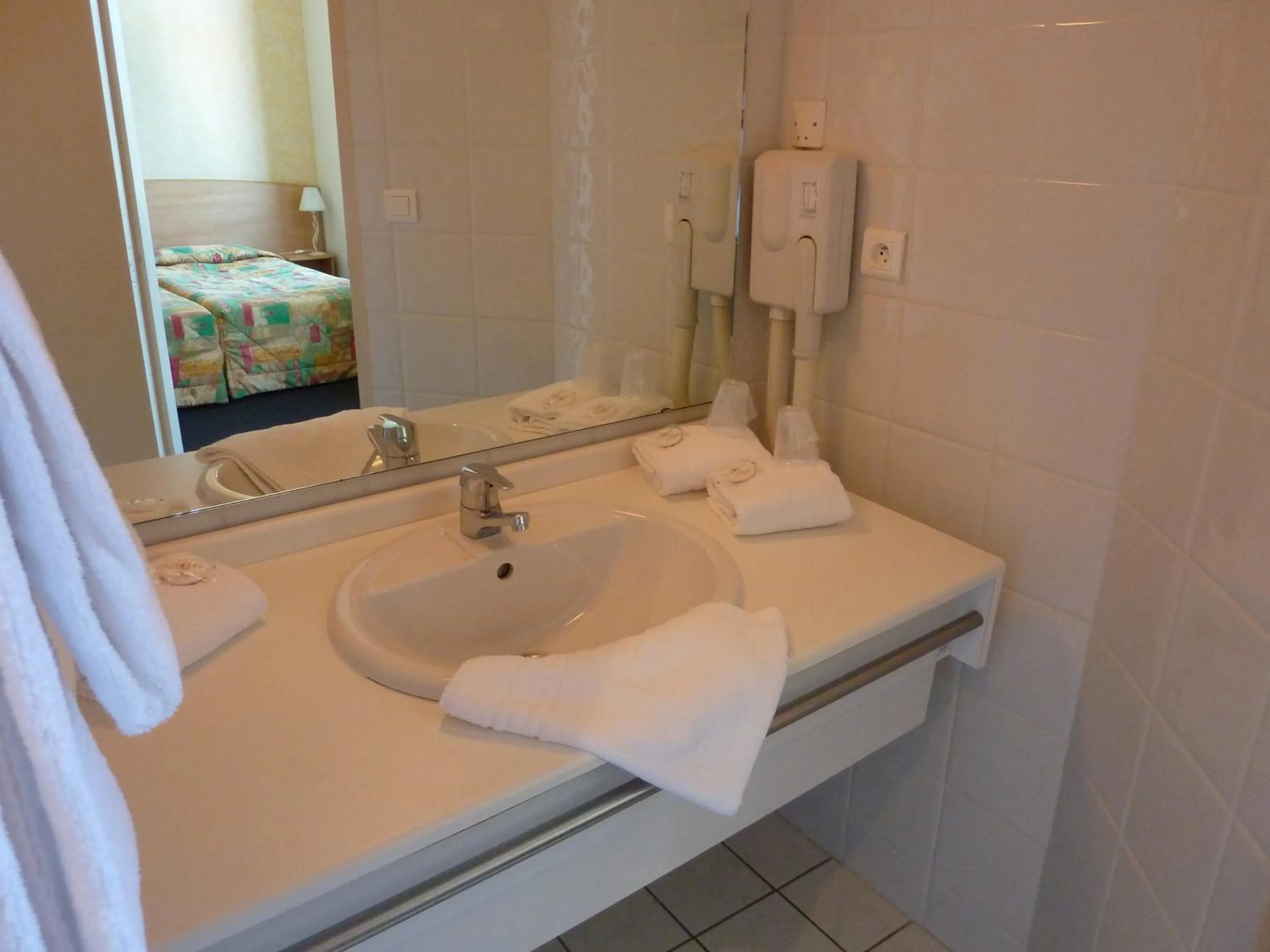 Bathroom in Cit'Hotel de La Vallée