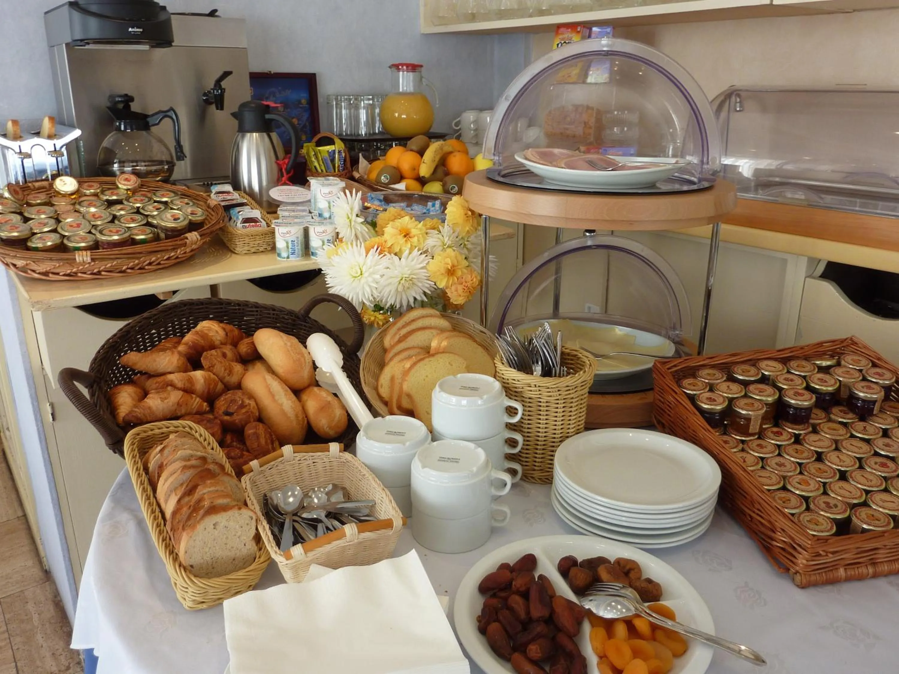 Breakfast in Cit'Hotel de La Vallée