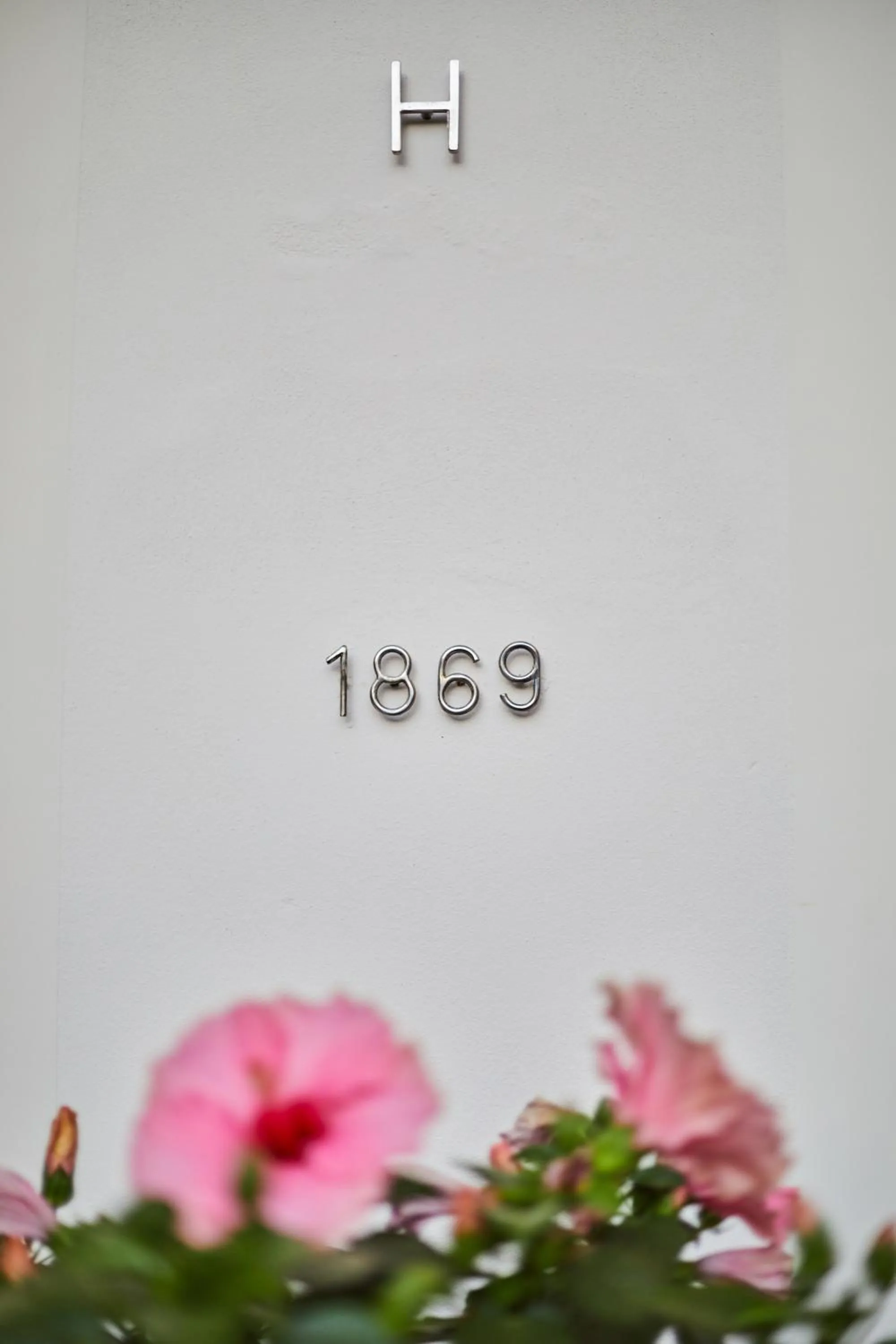 Text overlay in Mon Boutique Hotel