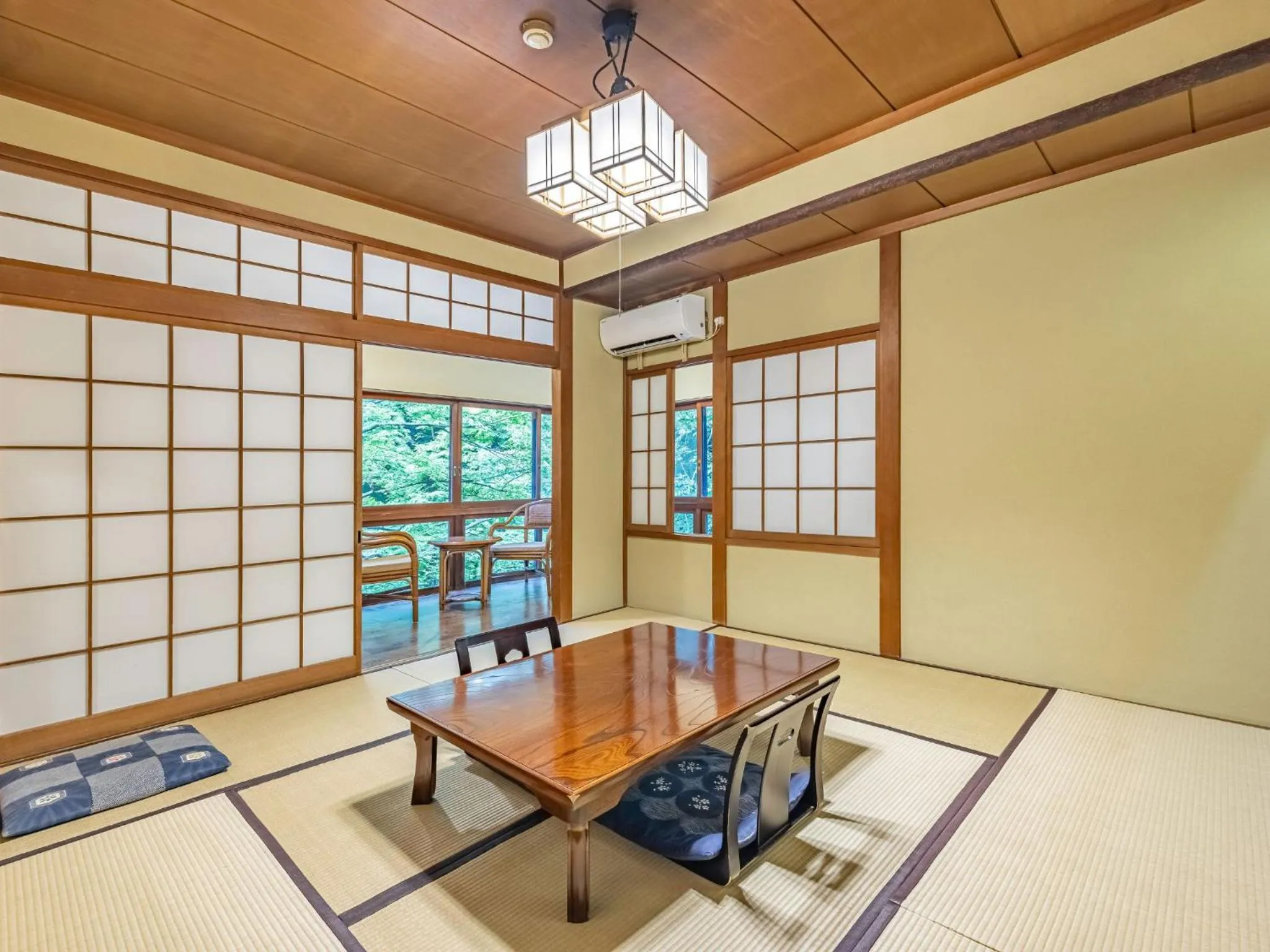 Living room in Ichinoyu Honkan