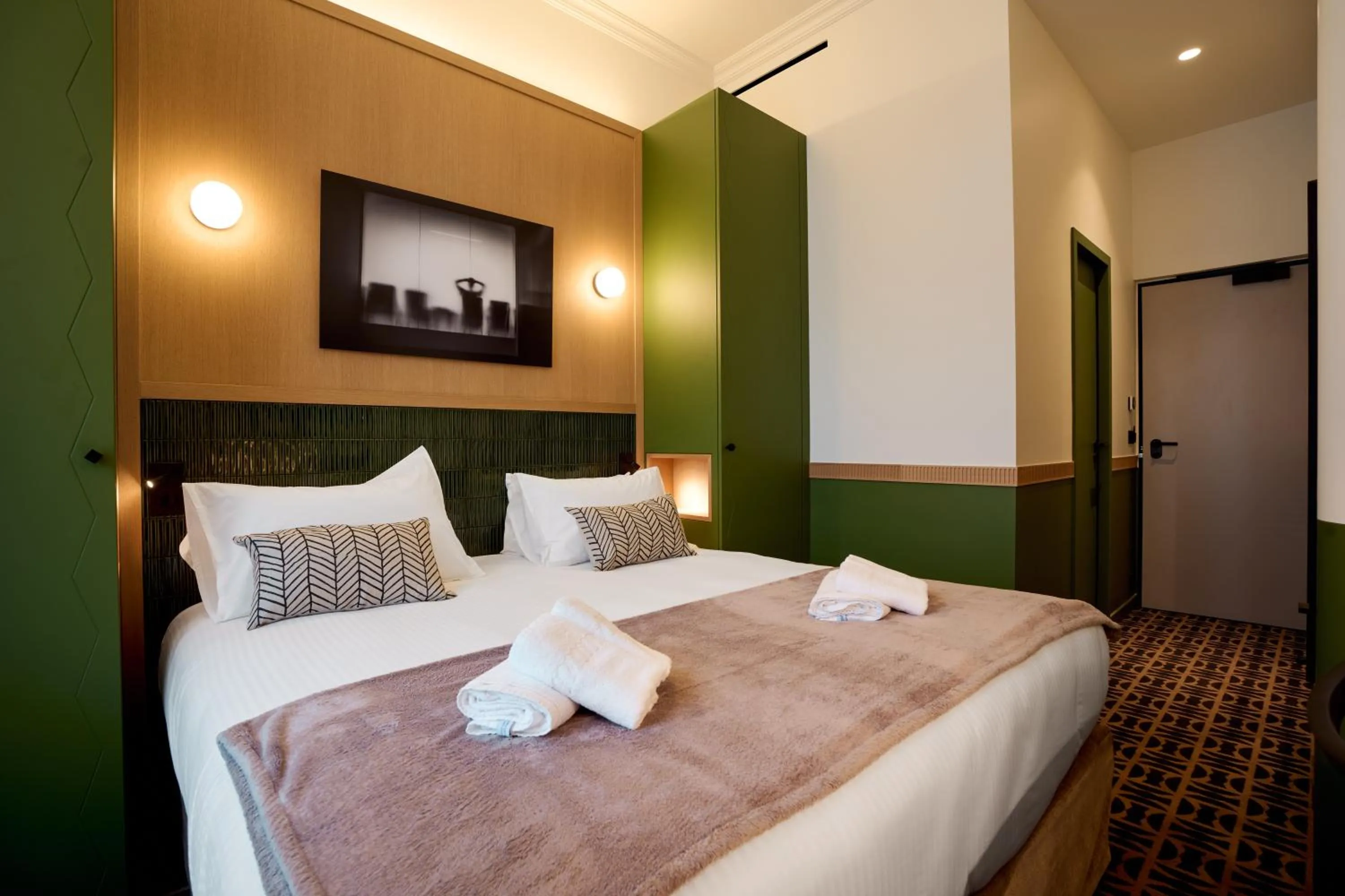 Photo of the whole room, Bed in 6 VH Hotel