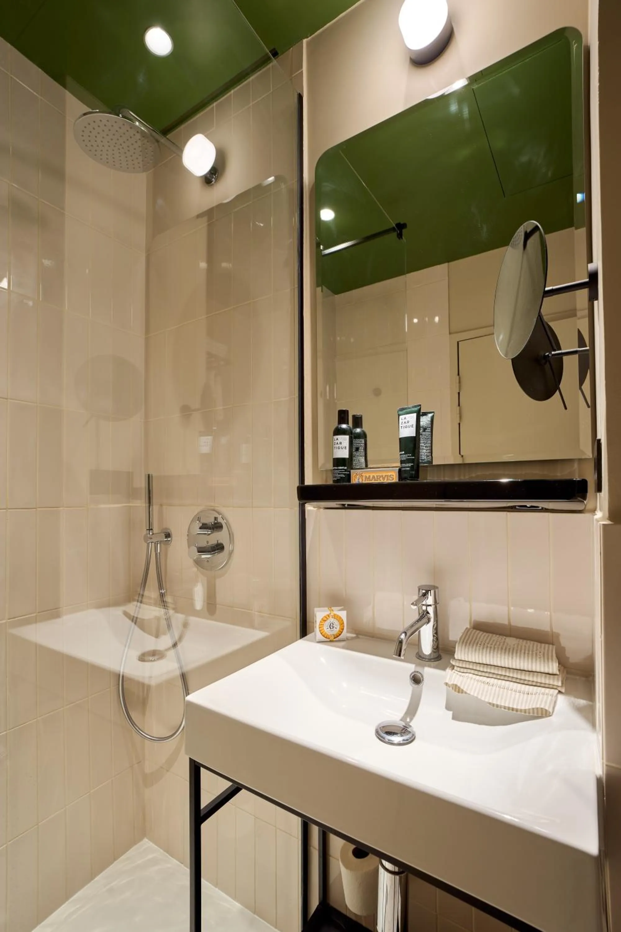 Shower in 6 VH Hotel