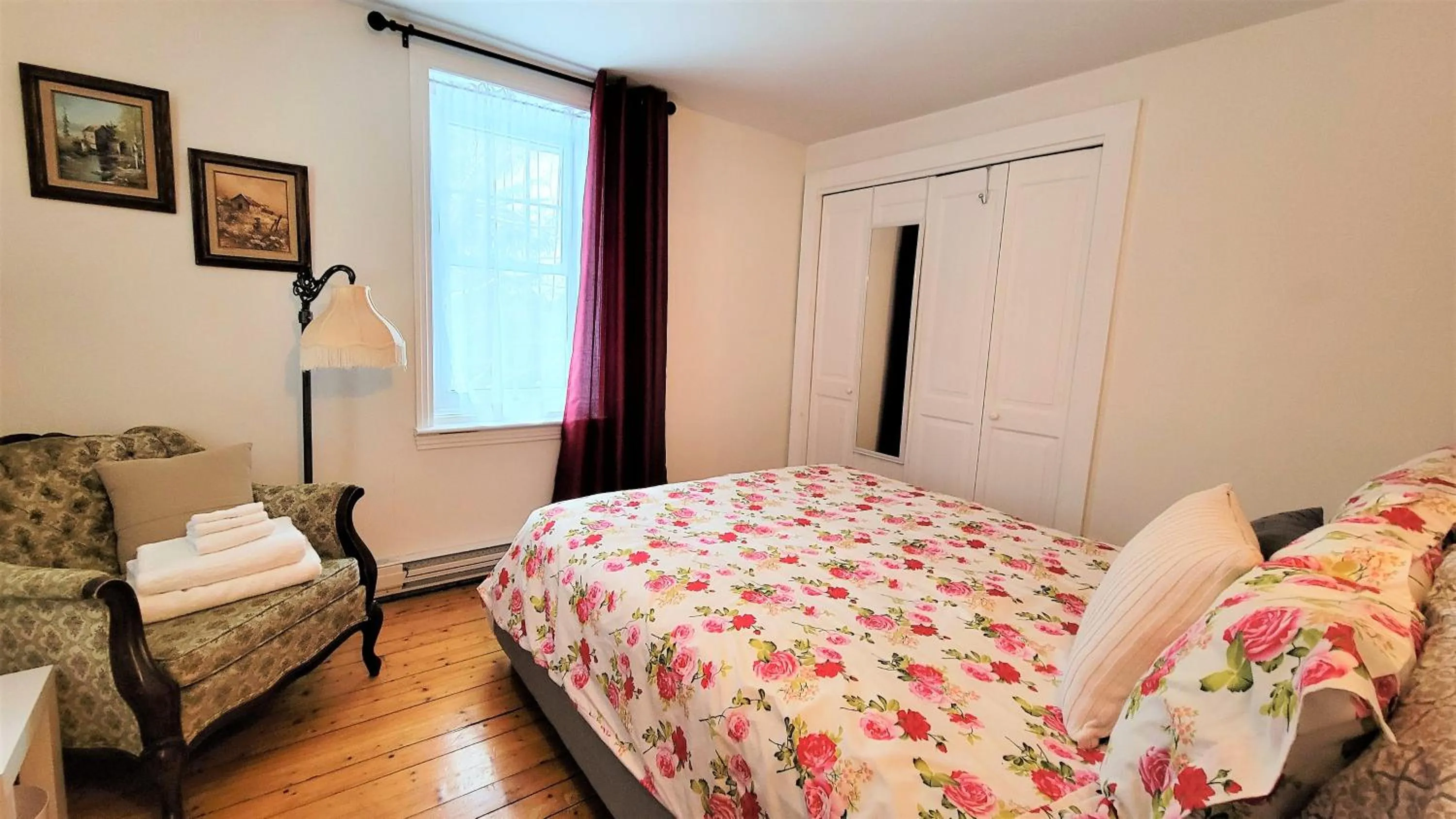 Photo of the whole room, Bed in Auberge du Vignoble Bromont