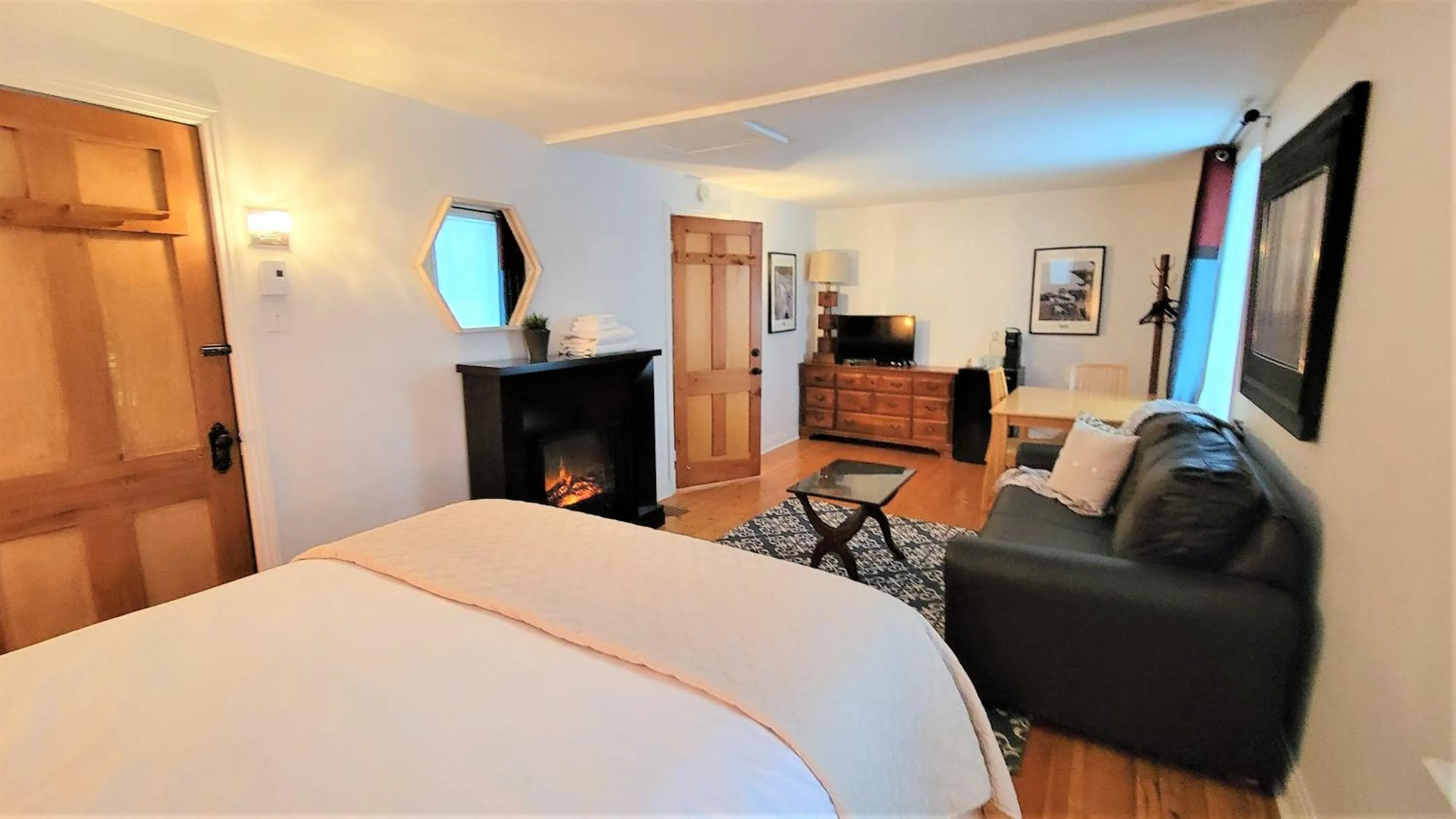 Photo of the whole room, Bed in Auberge du Vignoble Bromont