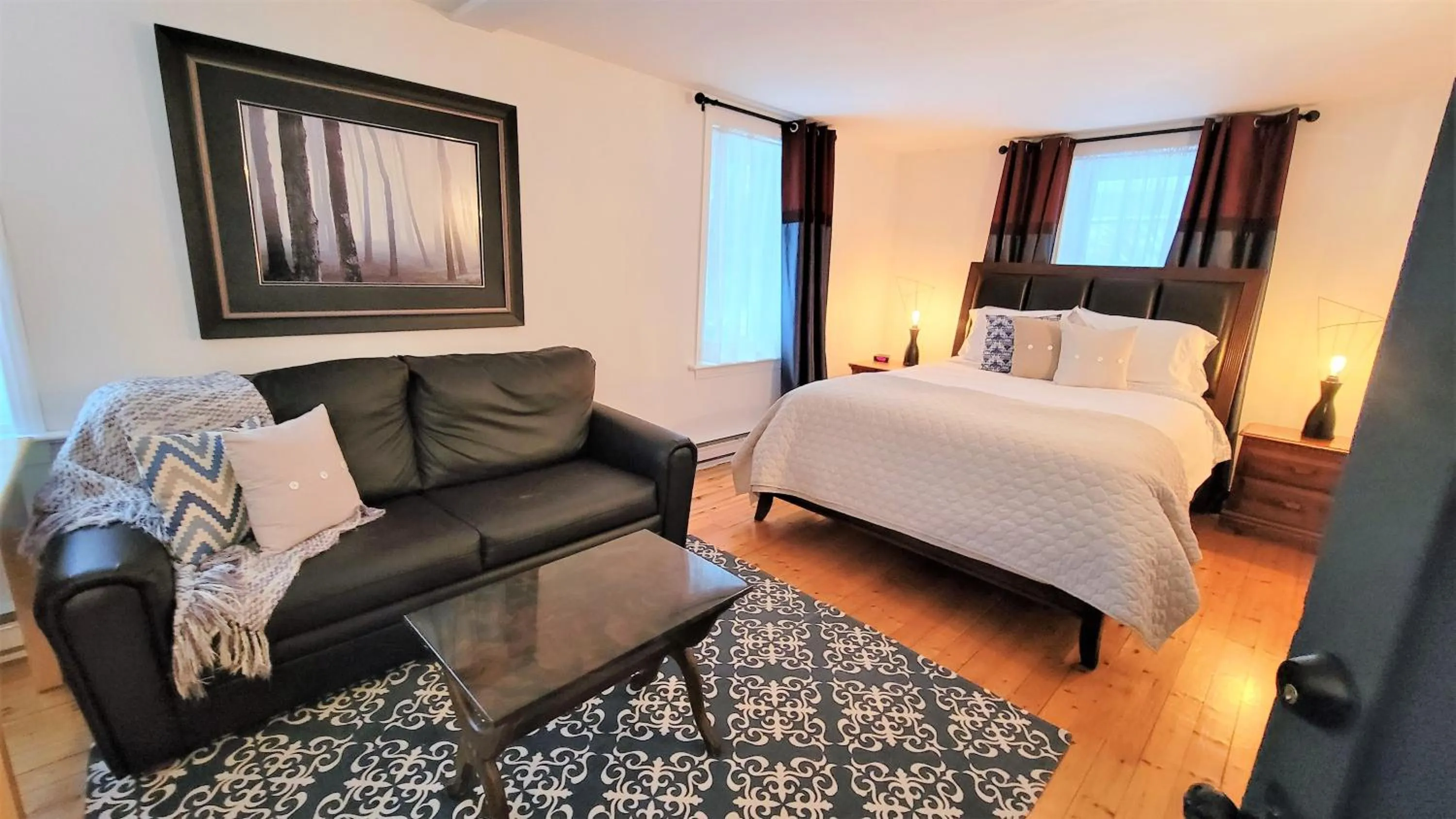 Photo of the whole room, Bed in Auberge du Vignoble Bromont