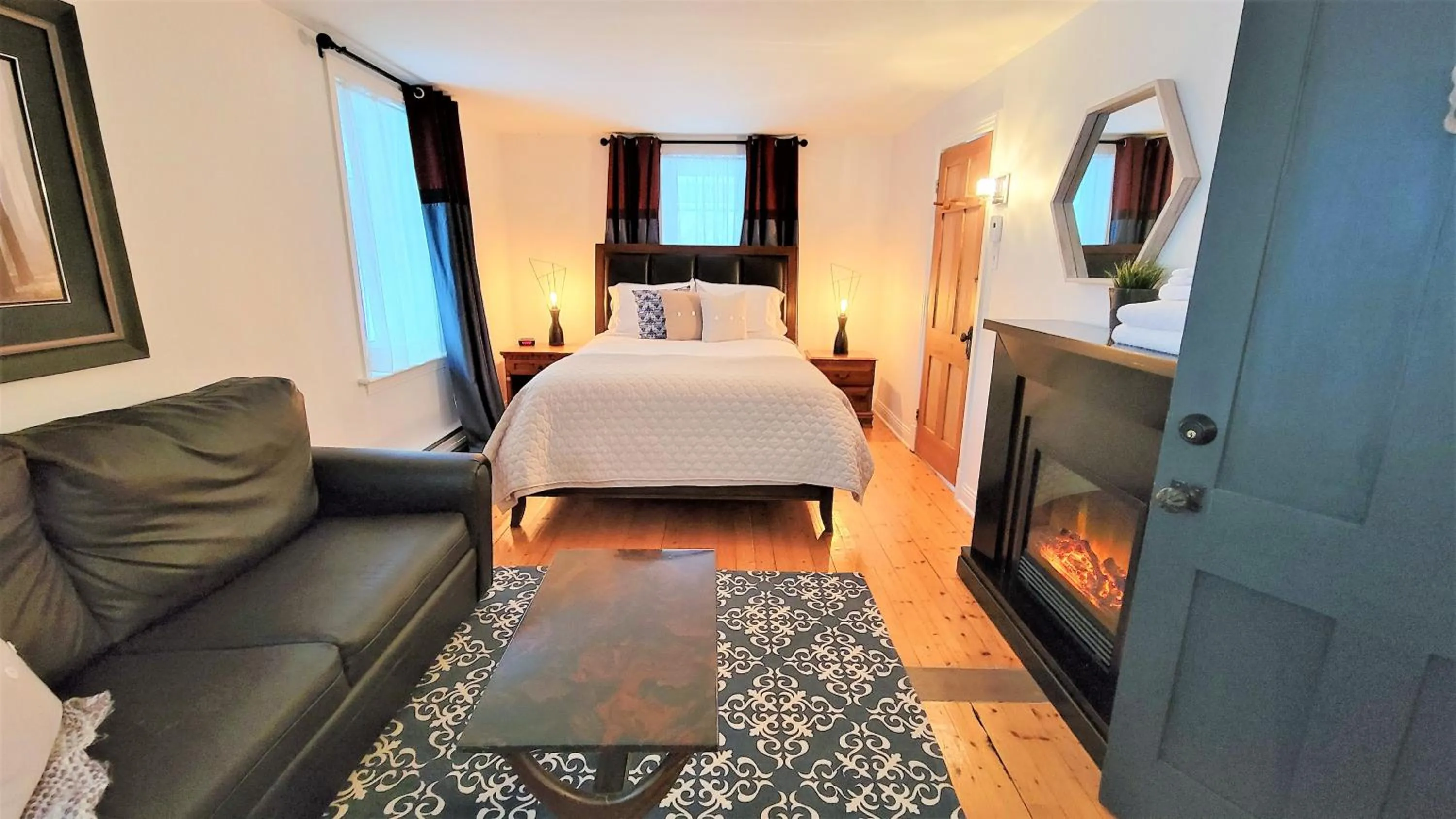 Photo of the whole room, Bed in Auberge du Vignoble Bromont