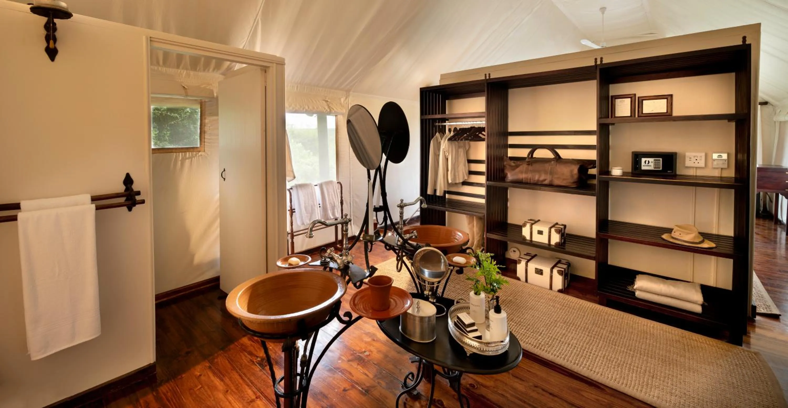 Shower in Gorah Elephant Camp