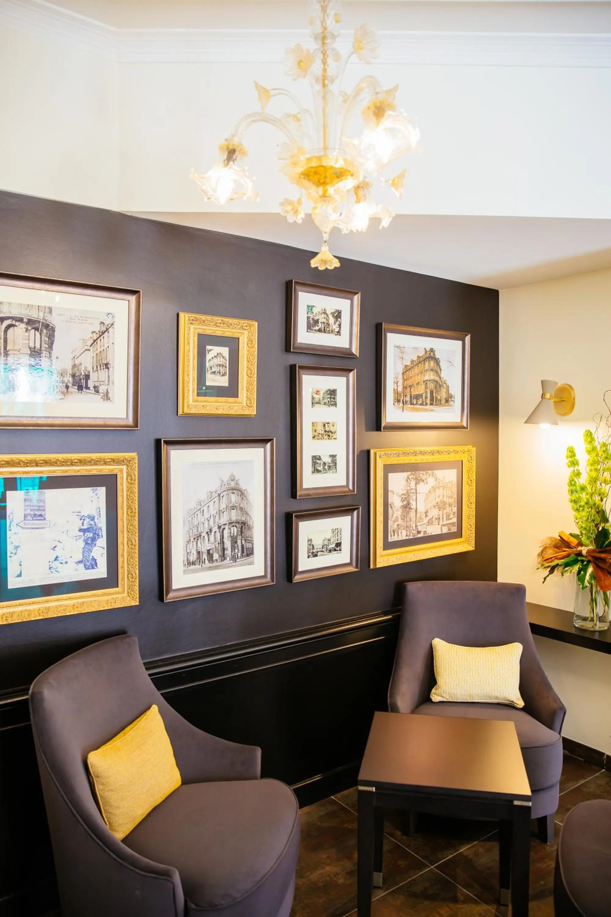 Communal lounge/ TV room in Best Western Plus Le Moderne