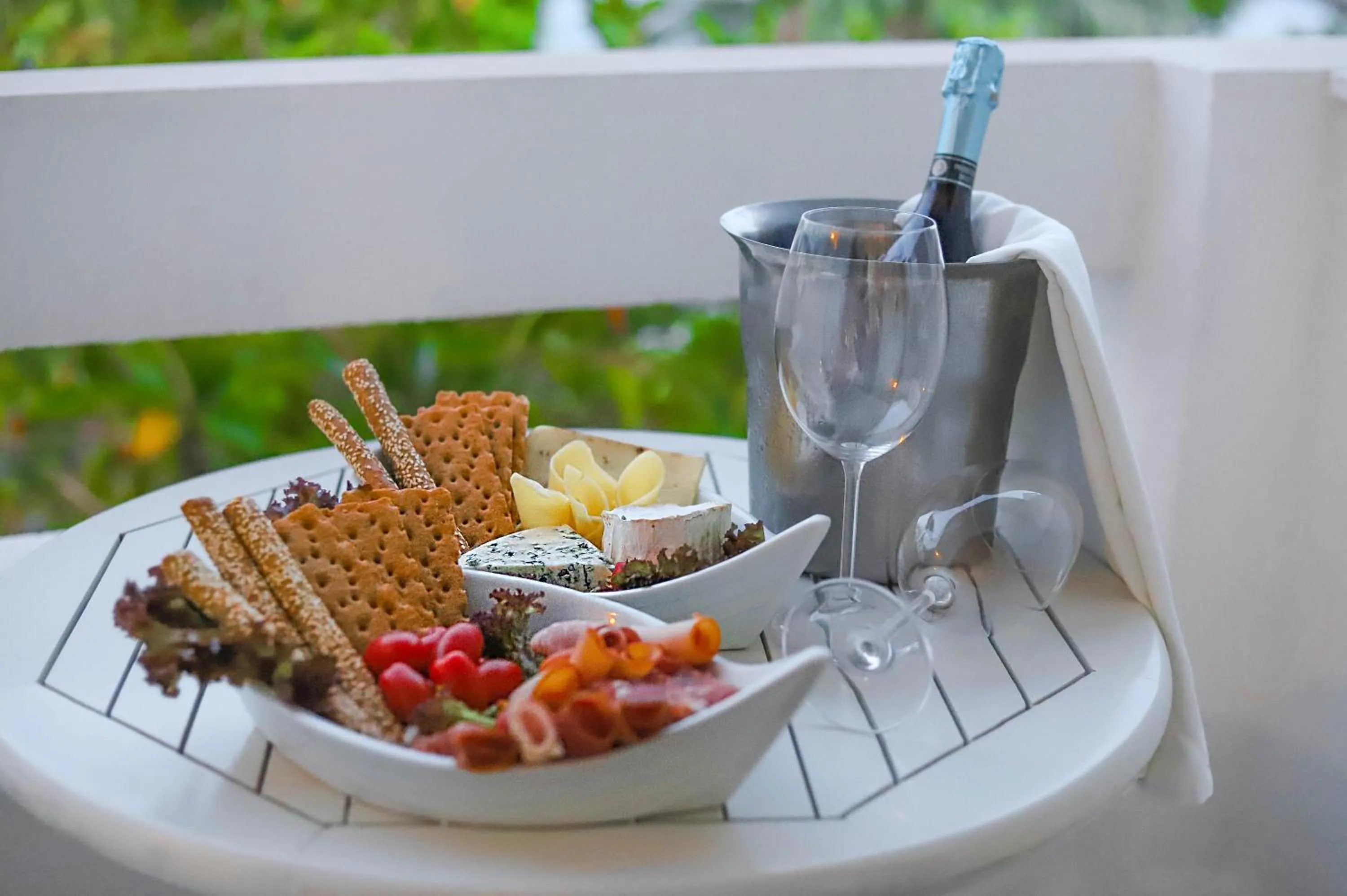 Food and drinks in Aeolos Bay Tinos