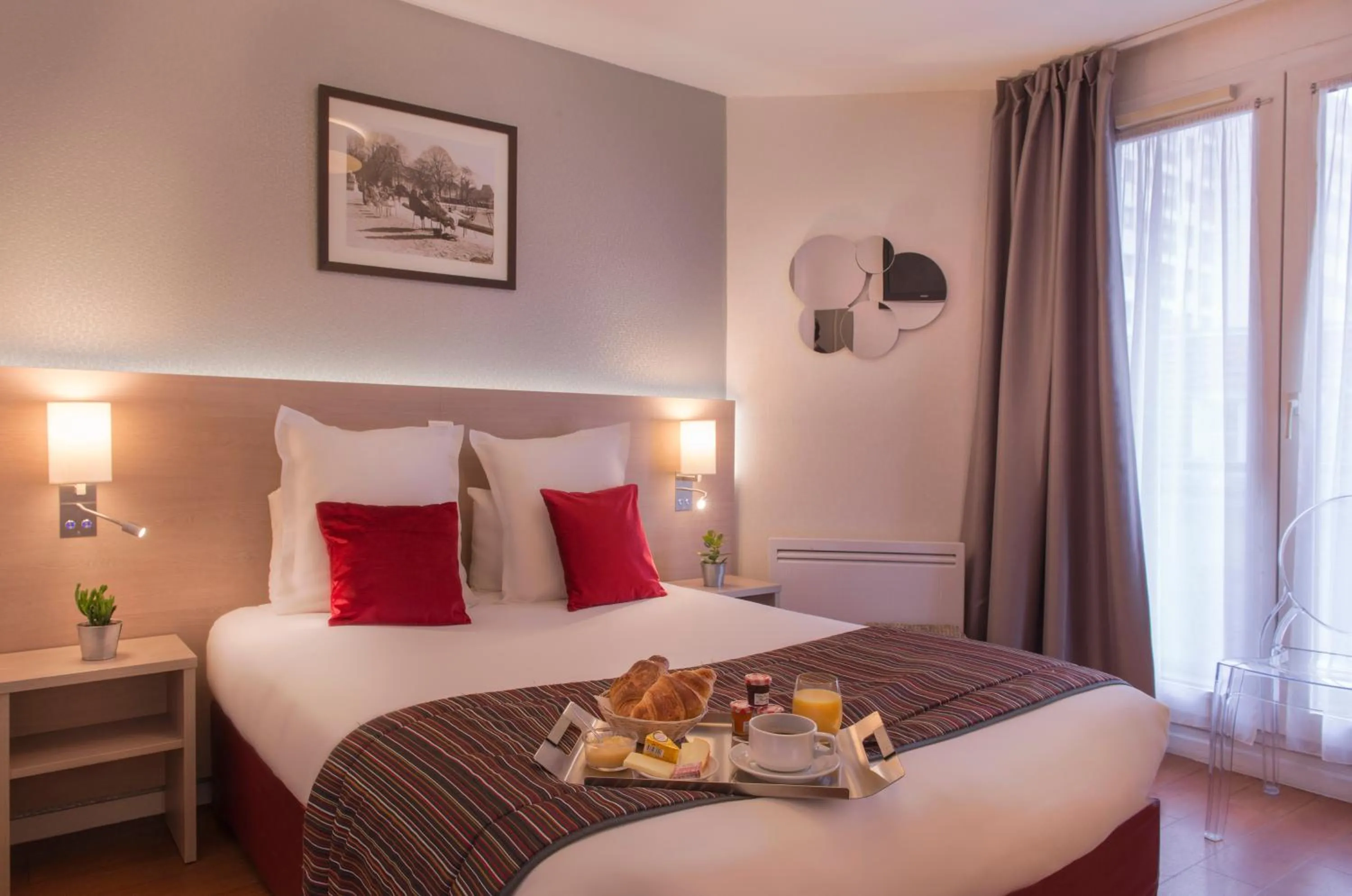 Photo of the whole room, Bed in Dièse Hôtel Bastille