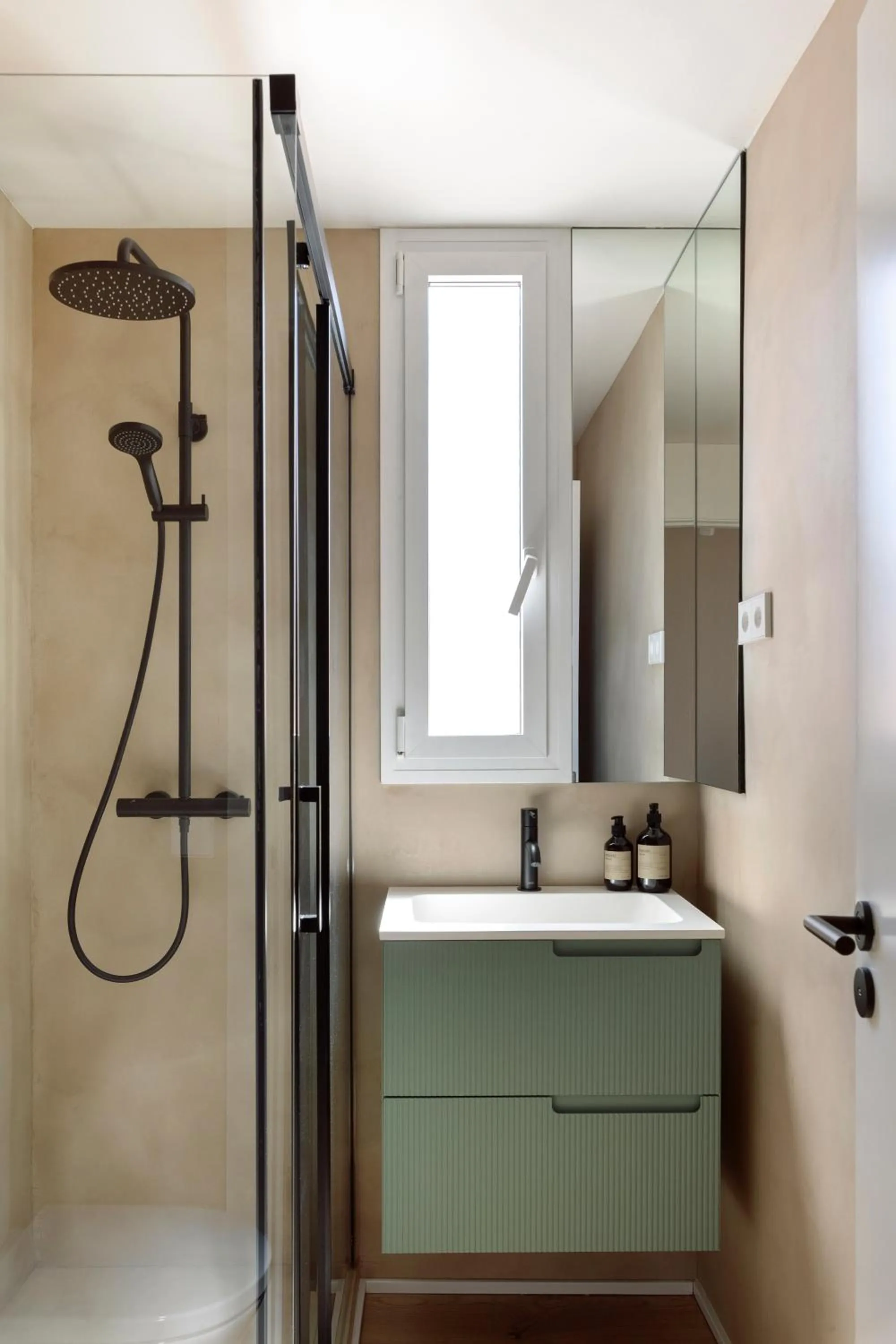 Shower in C211 Barcelona - Simaba Group