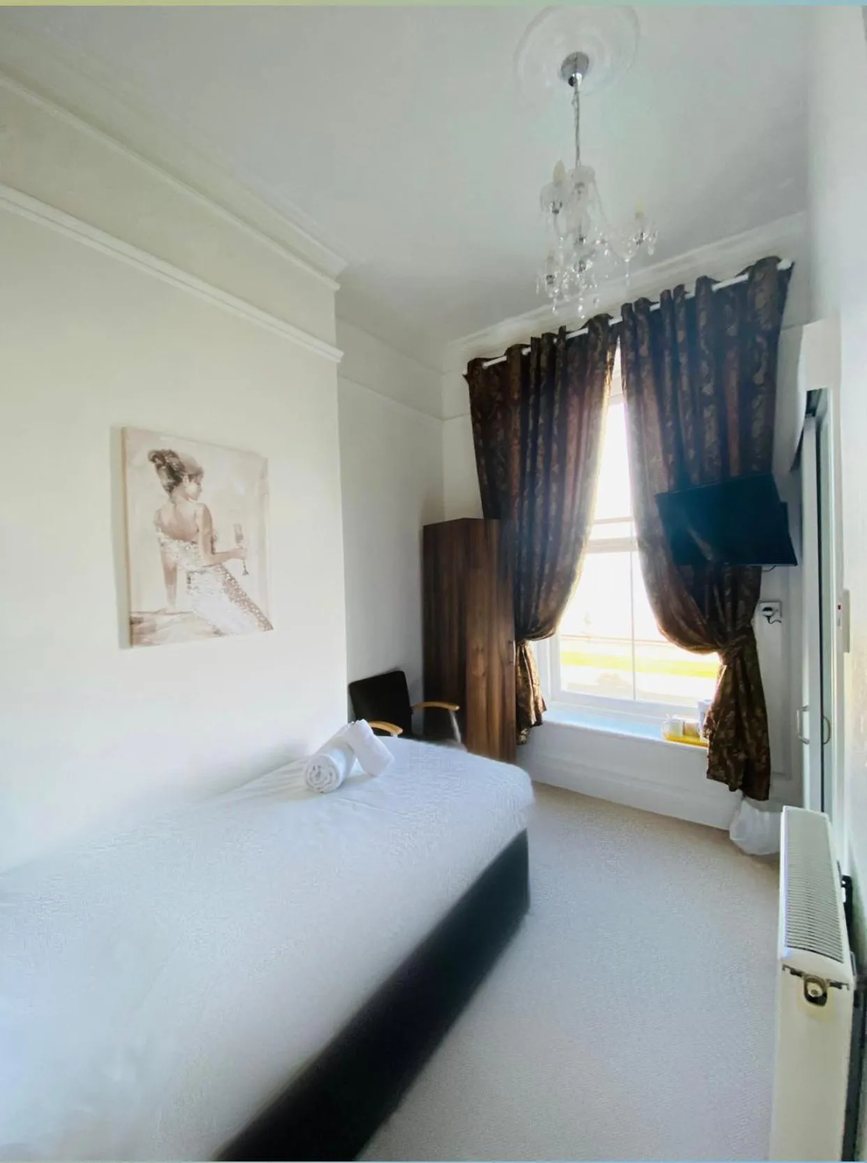 Bed in Four Oaks Hotel