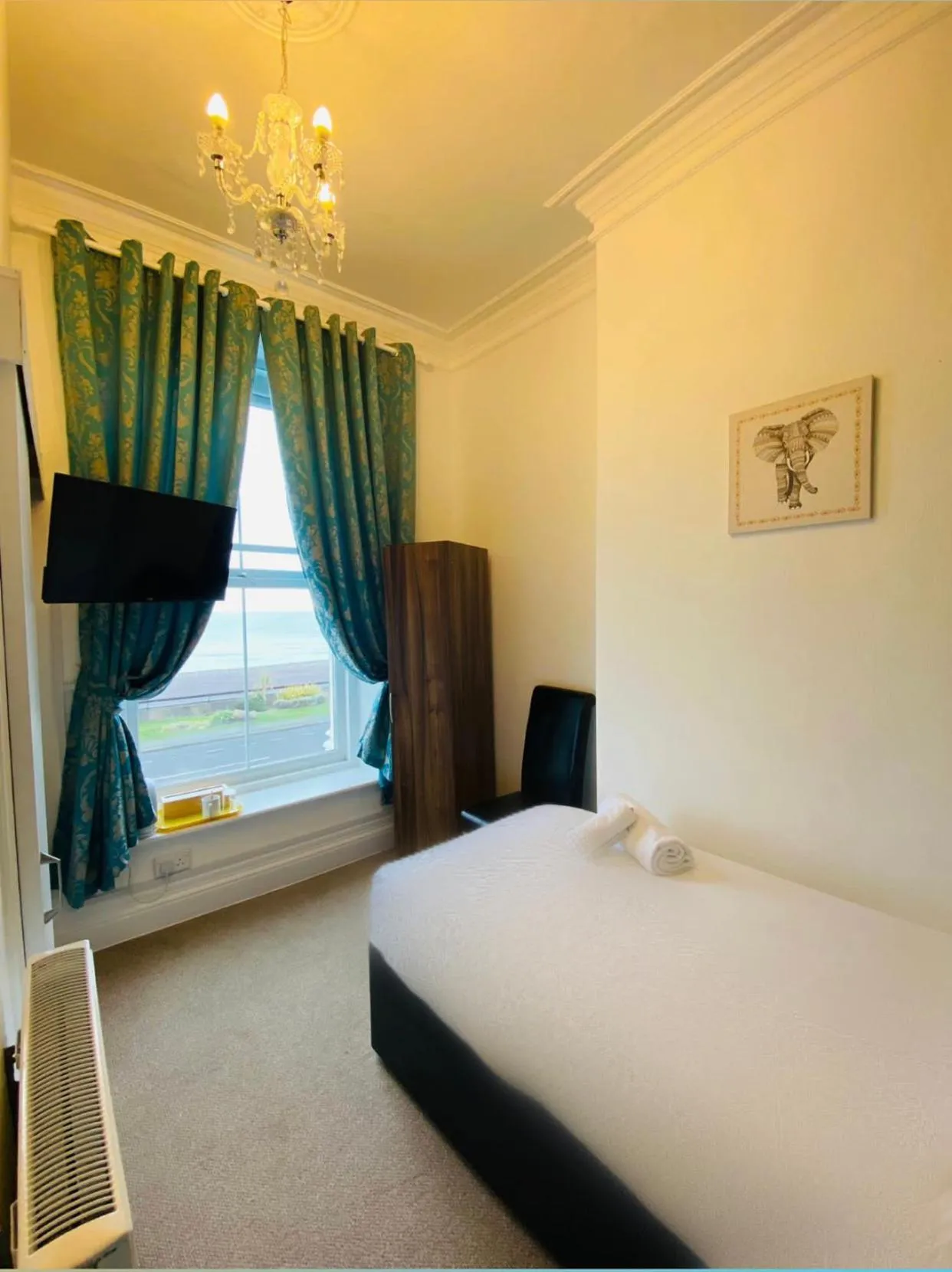 Bed in Four Oaks Hotel