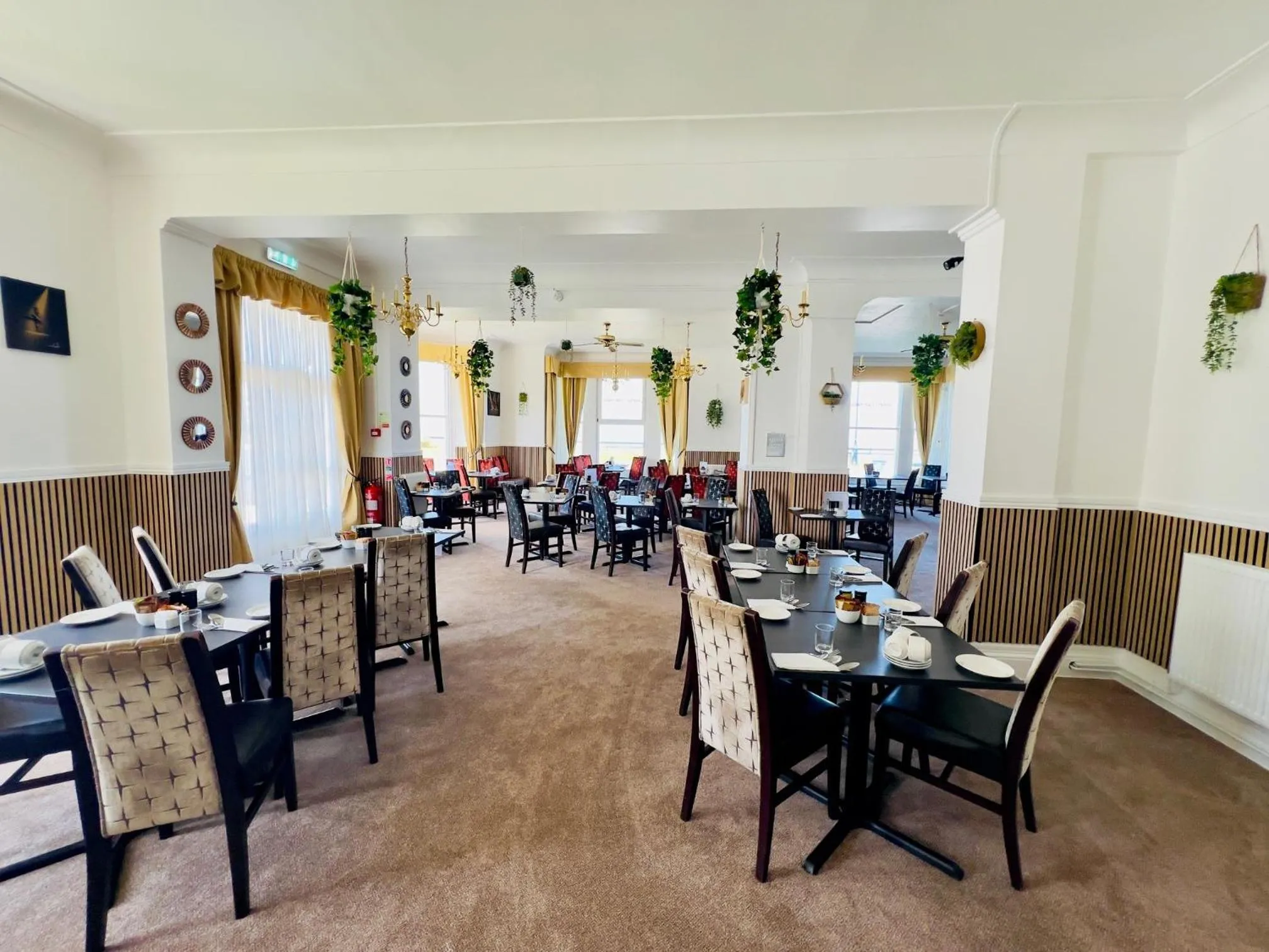 Restaurant/places to eat in Four Oaks Hotel