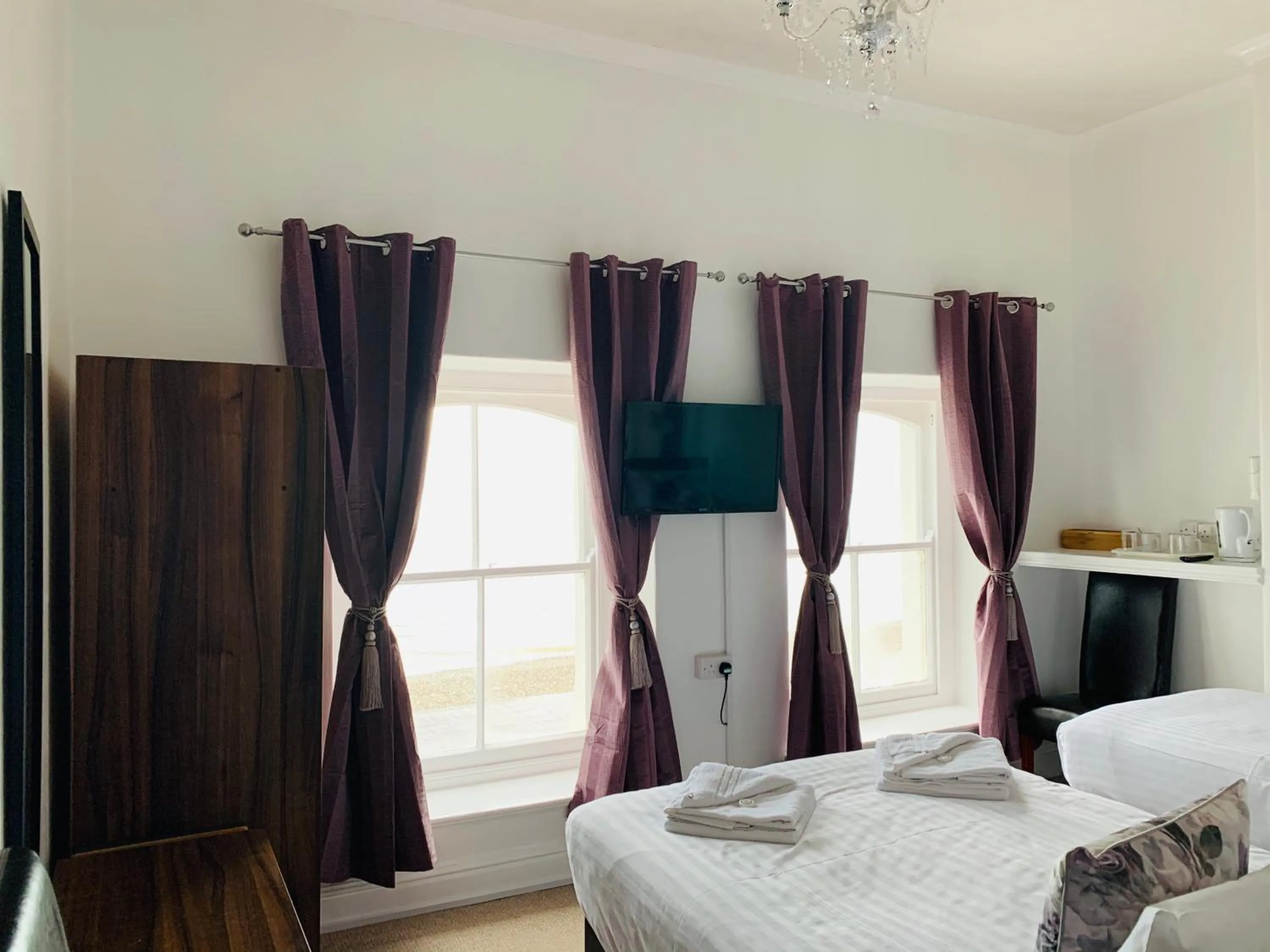 Bed in Four Oaks Hotel