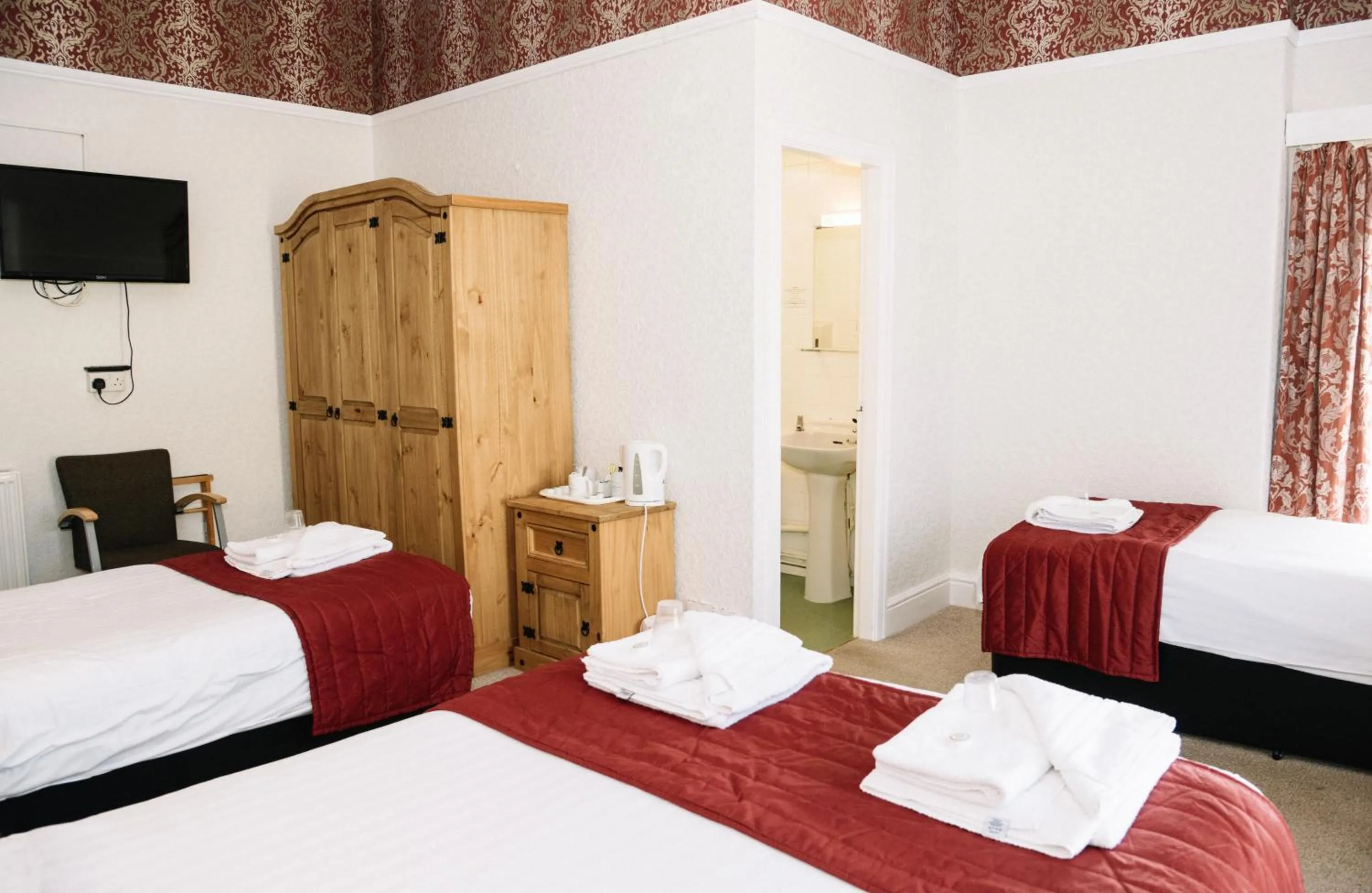 Bed in Four Oaks Hotel