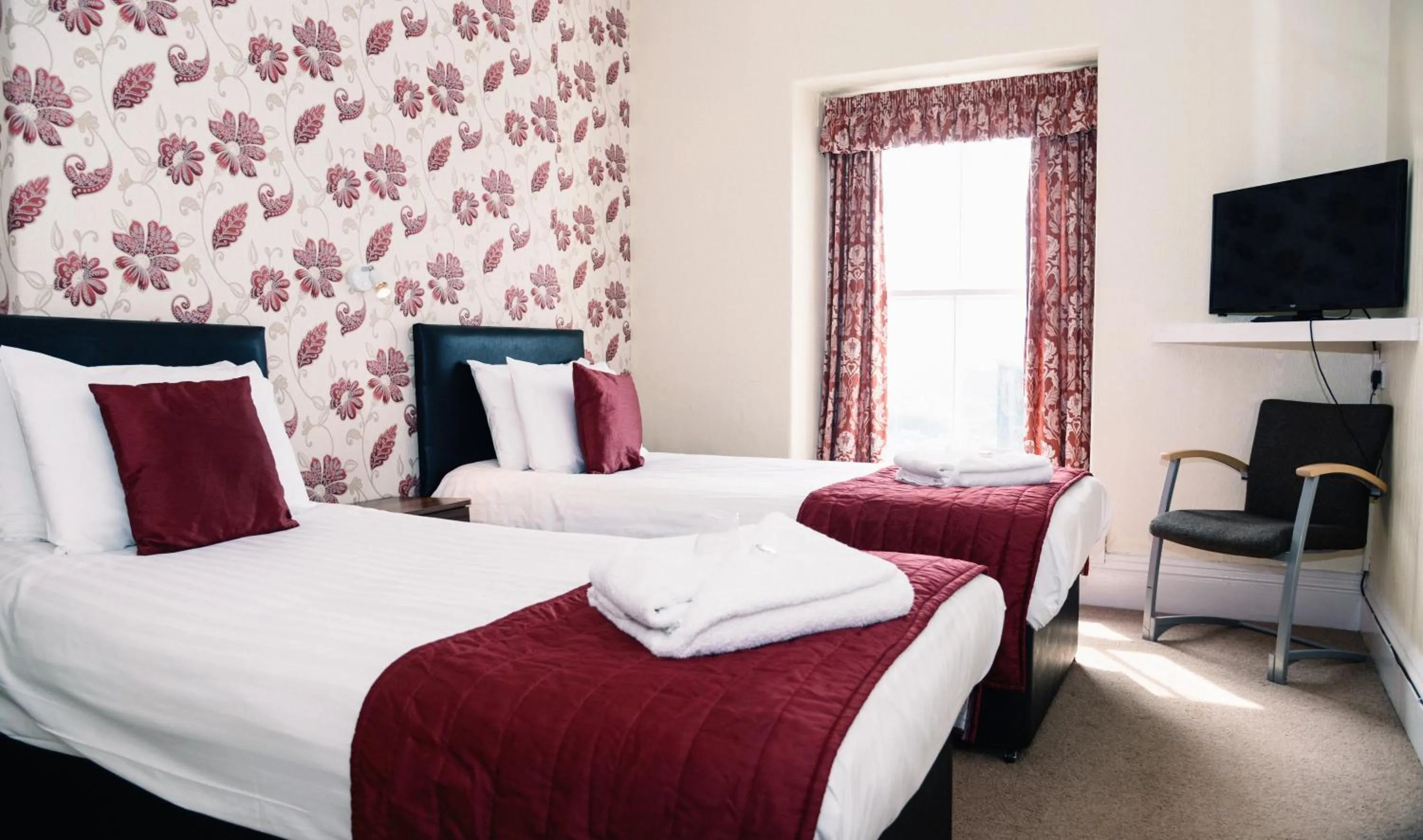 Bed in Four Oaks Hotel