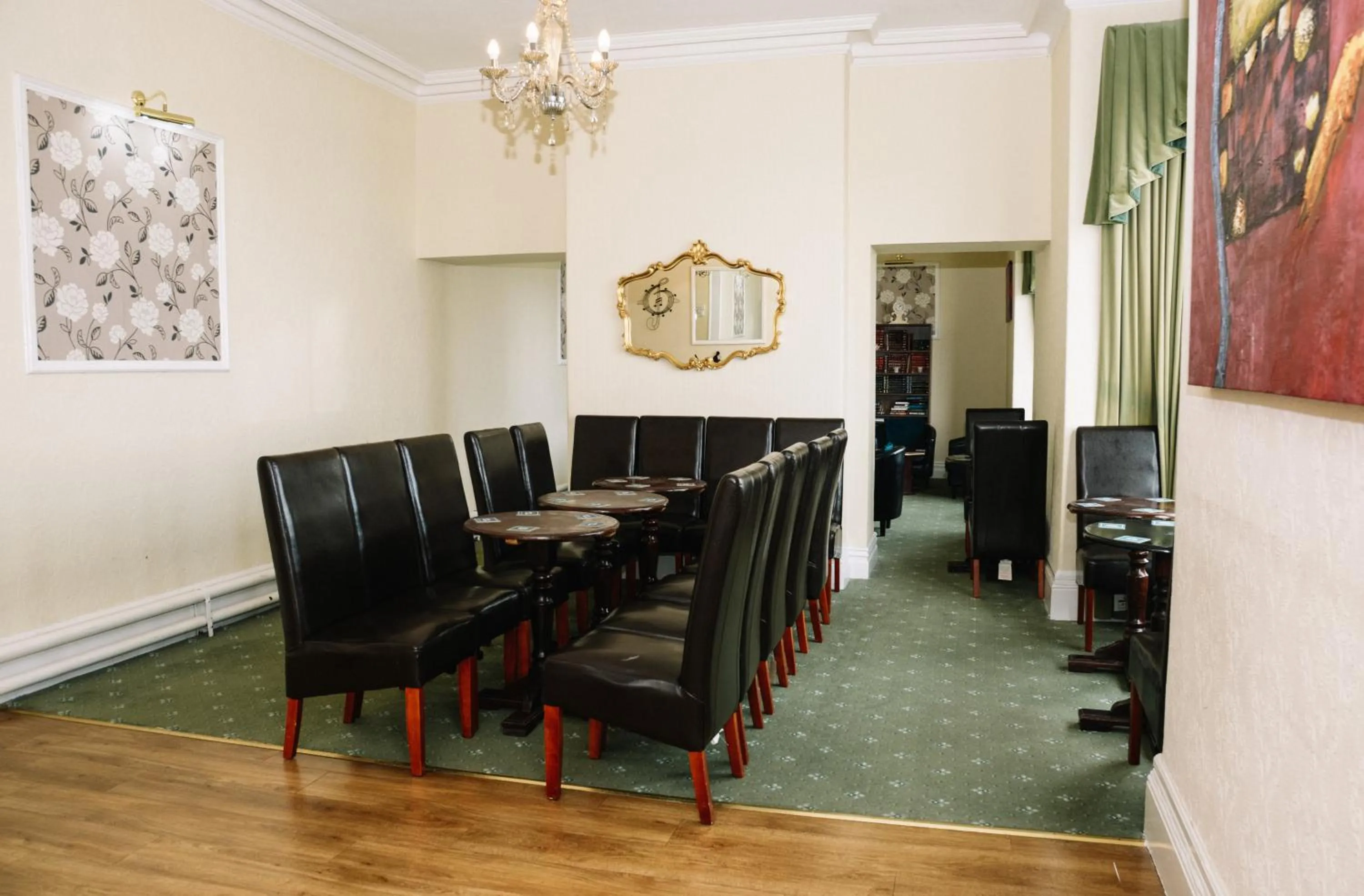 Lounge or bar in Four Oaks Hotel