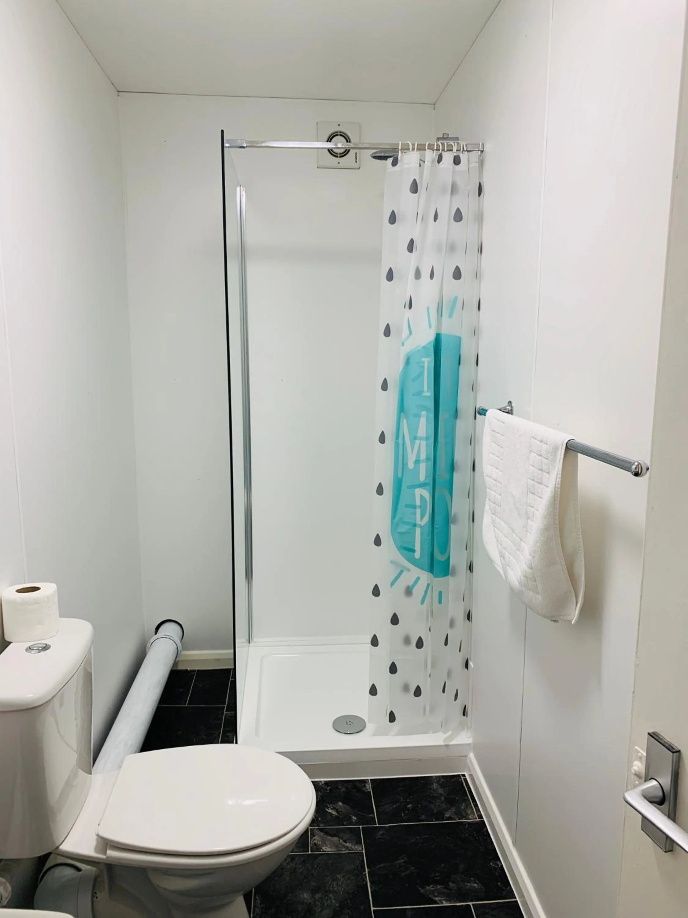 Shower in Four Oaks Hotel