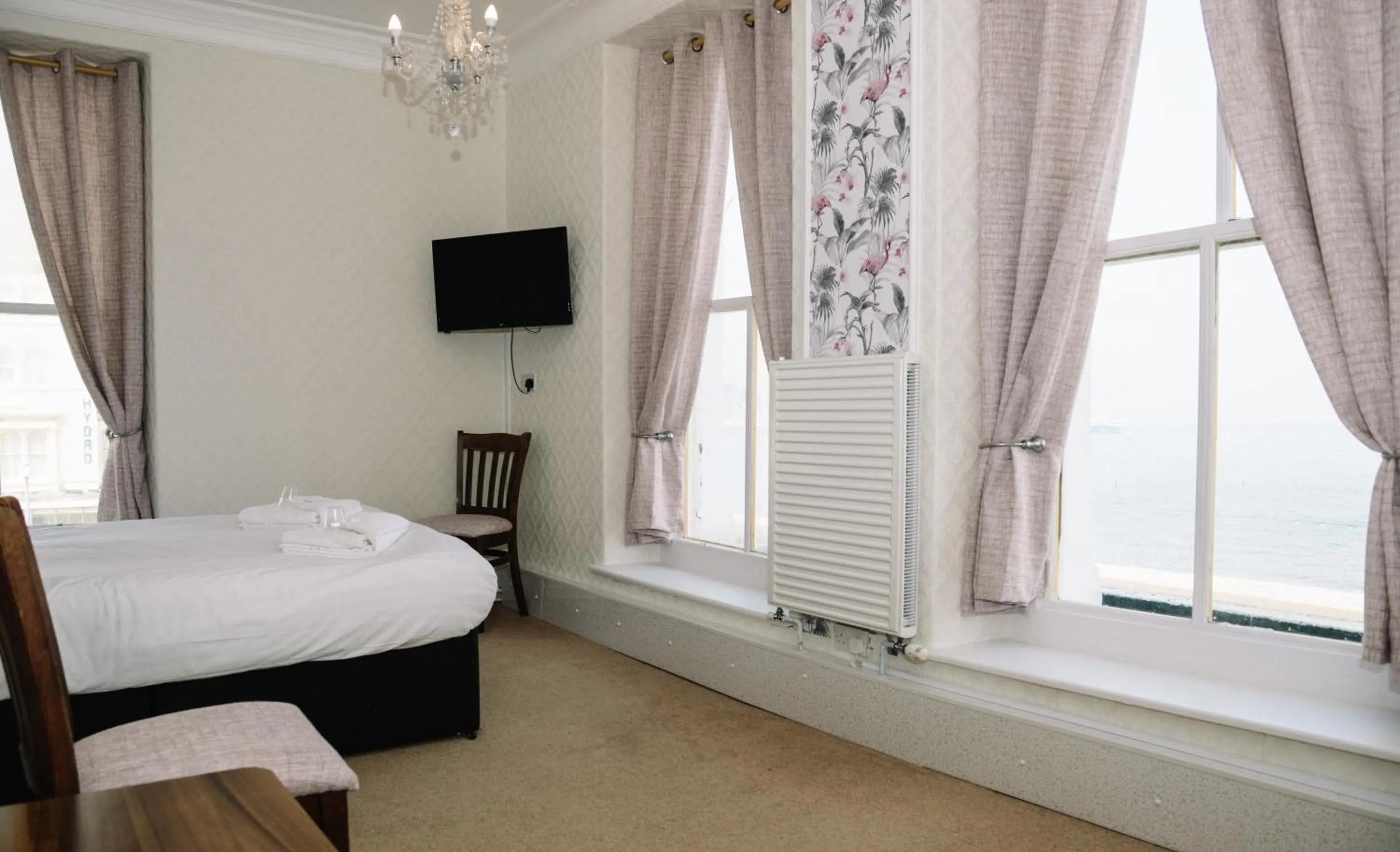 Bed in Four Oaks Hotel