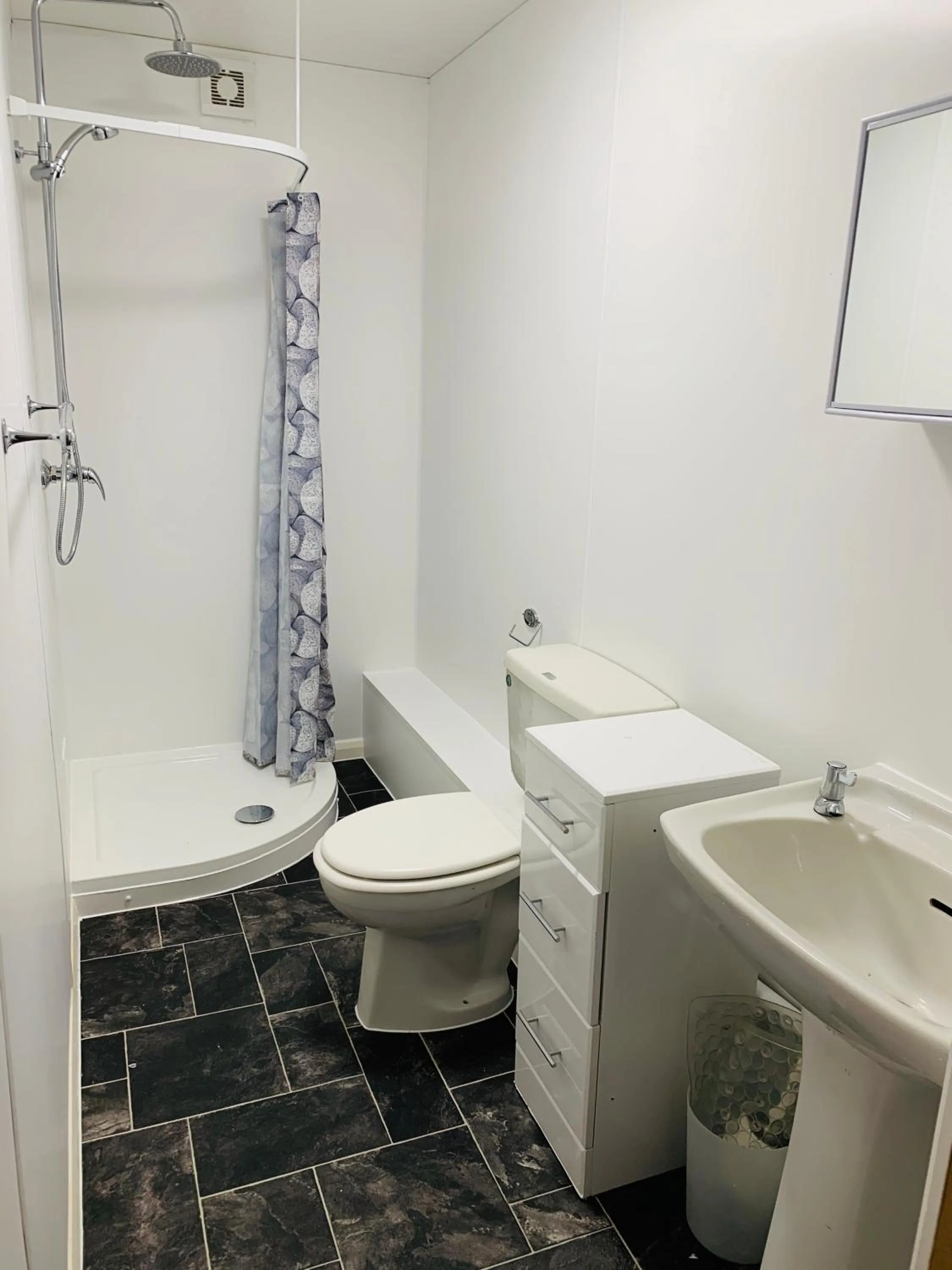 Shower in Four Oaks Hotel