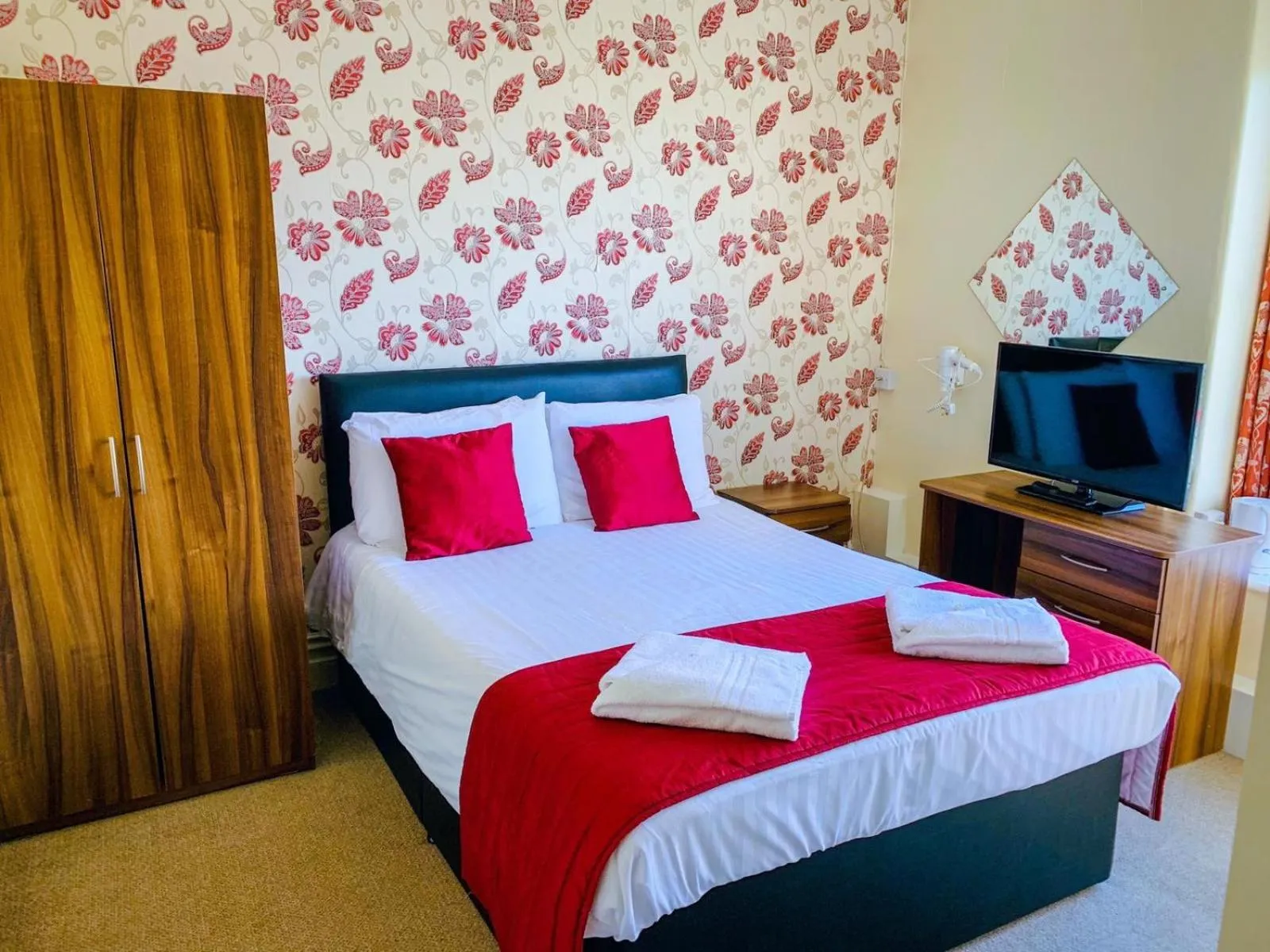 Bed in Four Oaks Hotel