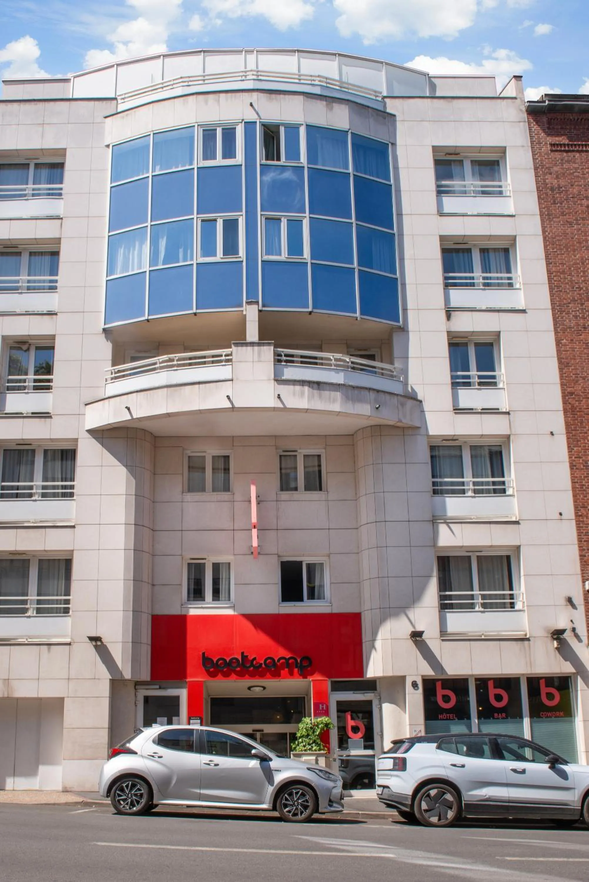 Facade/entrance in Hotel Bootcamp