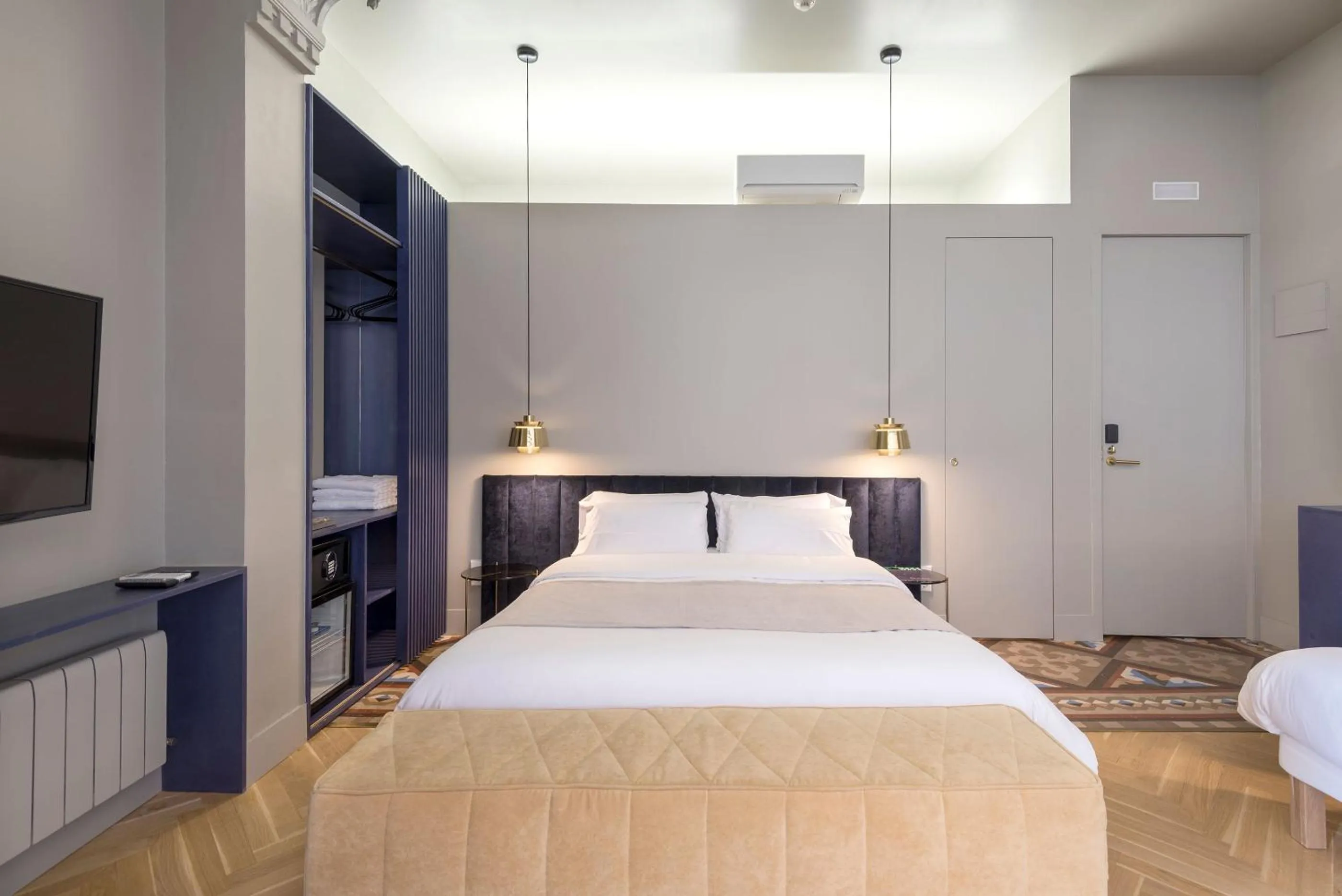 Shower, Bed in BUHO Boutique Rooms