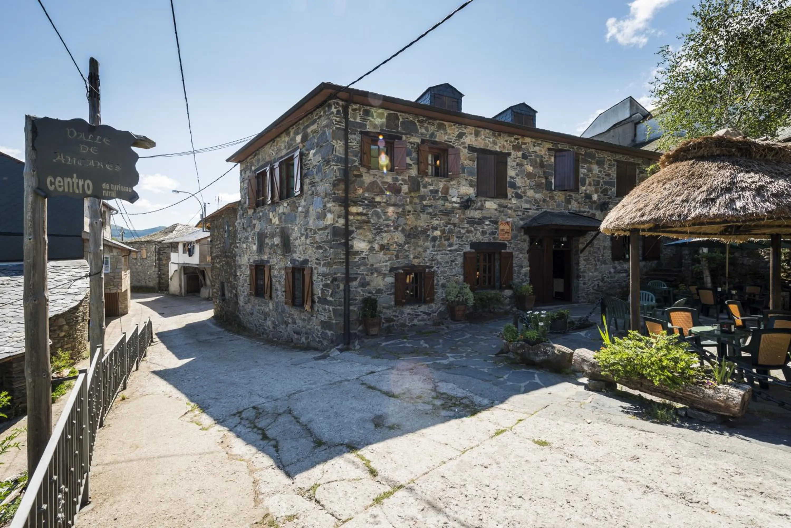 Facade/entrance in Hotel Rural Valle de Ancares