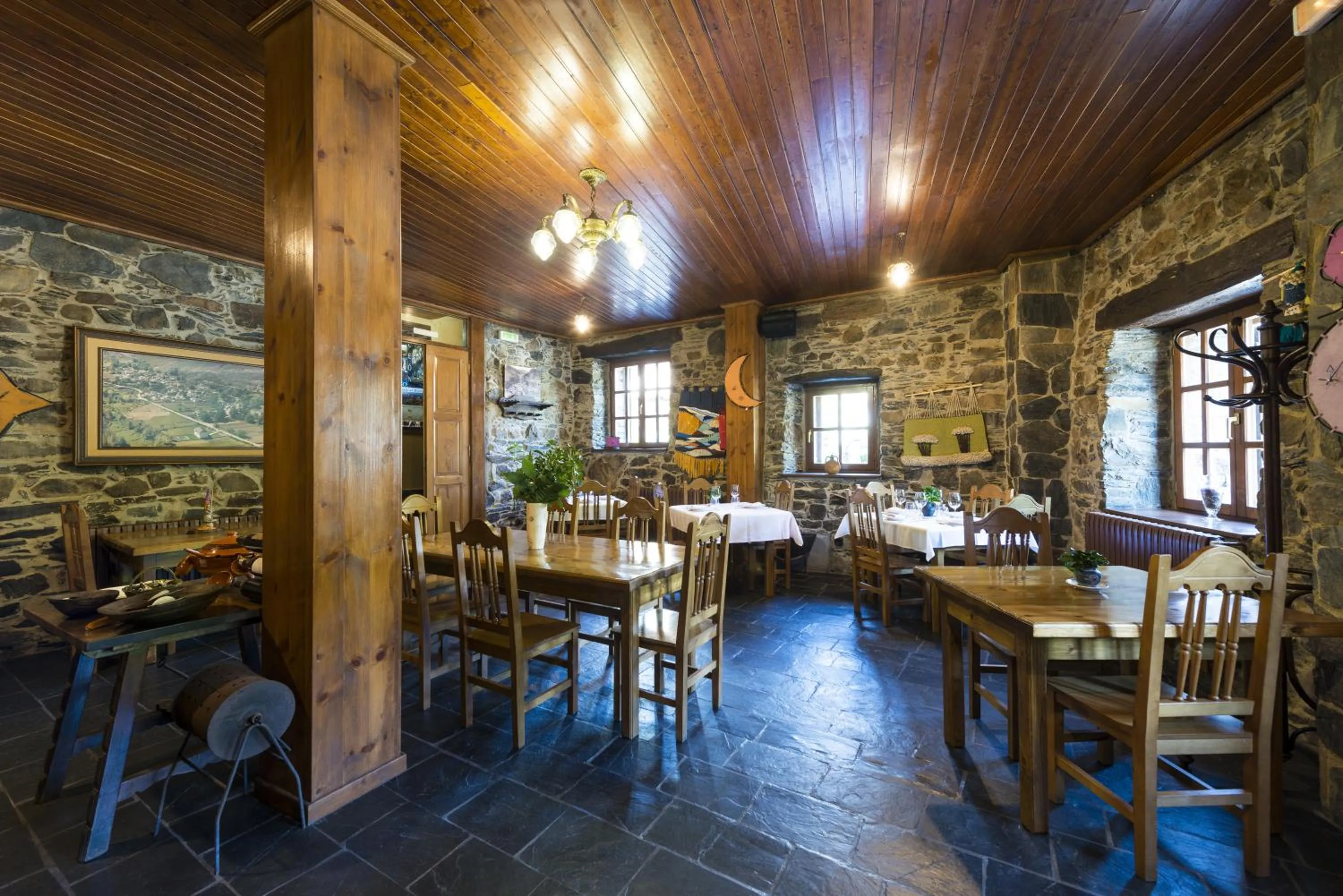 Restaurant/places to eat in Hotel Rural Valle de Ancares