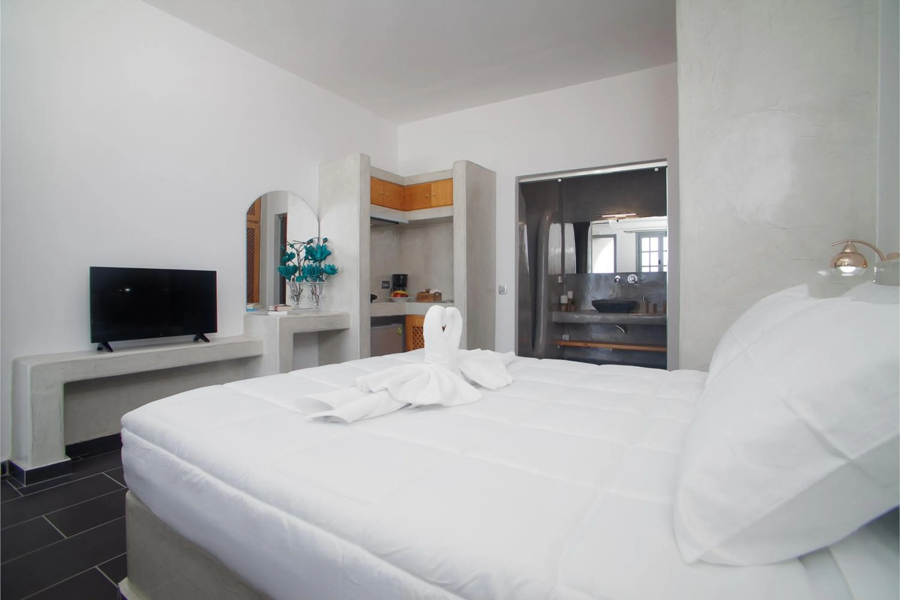 TV and multimedia, Bed in Beach Houses Santorini