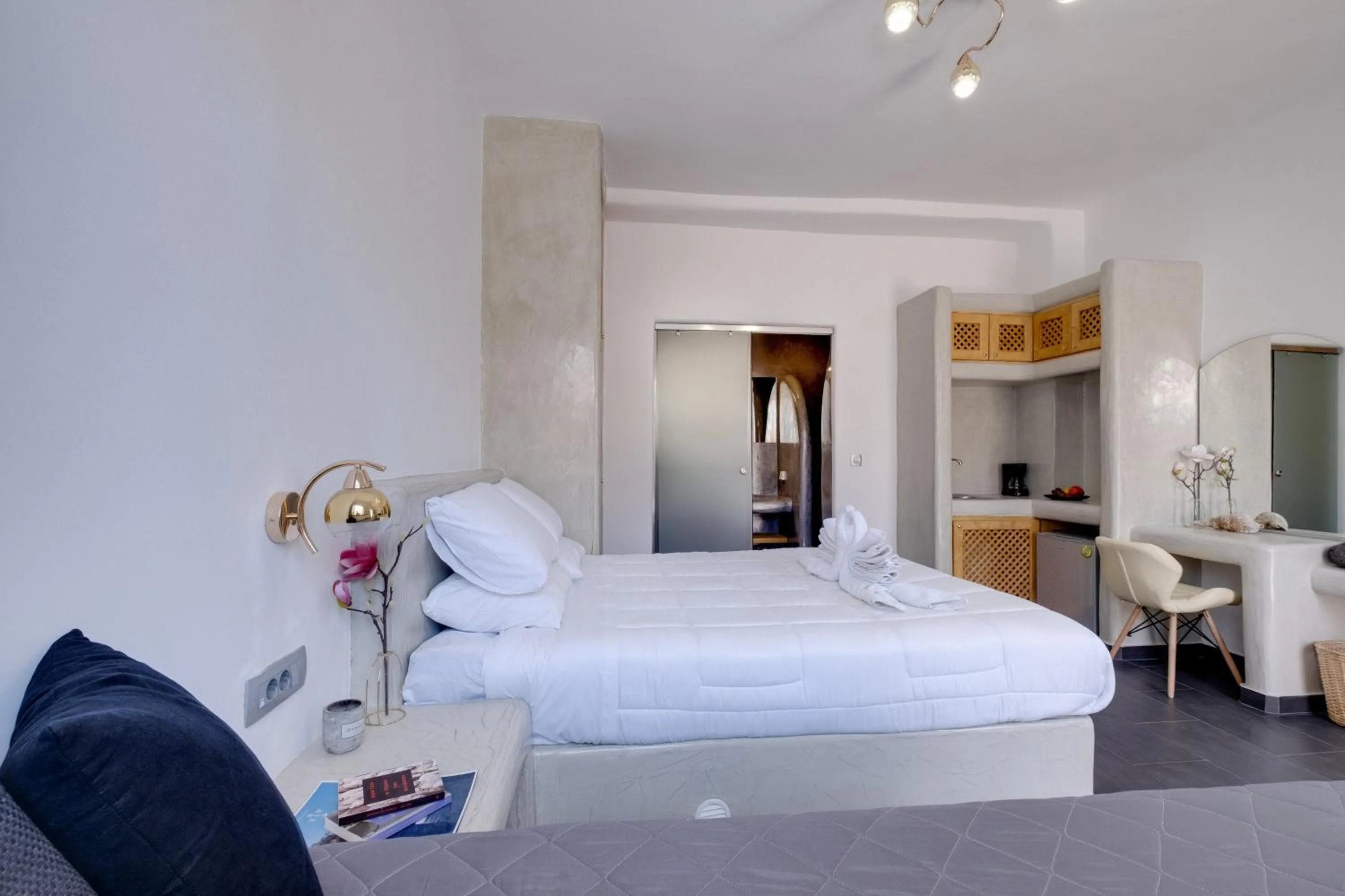 Photo of the whole room, Bed in Beach Houses Santorini