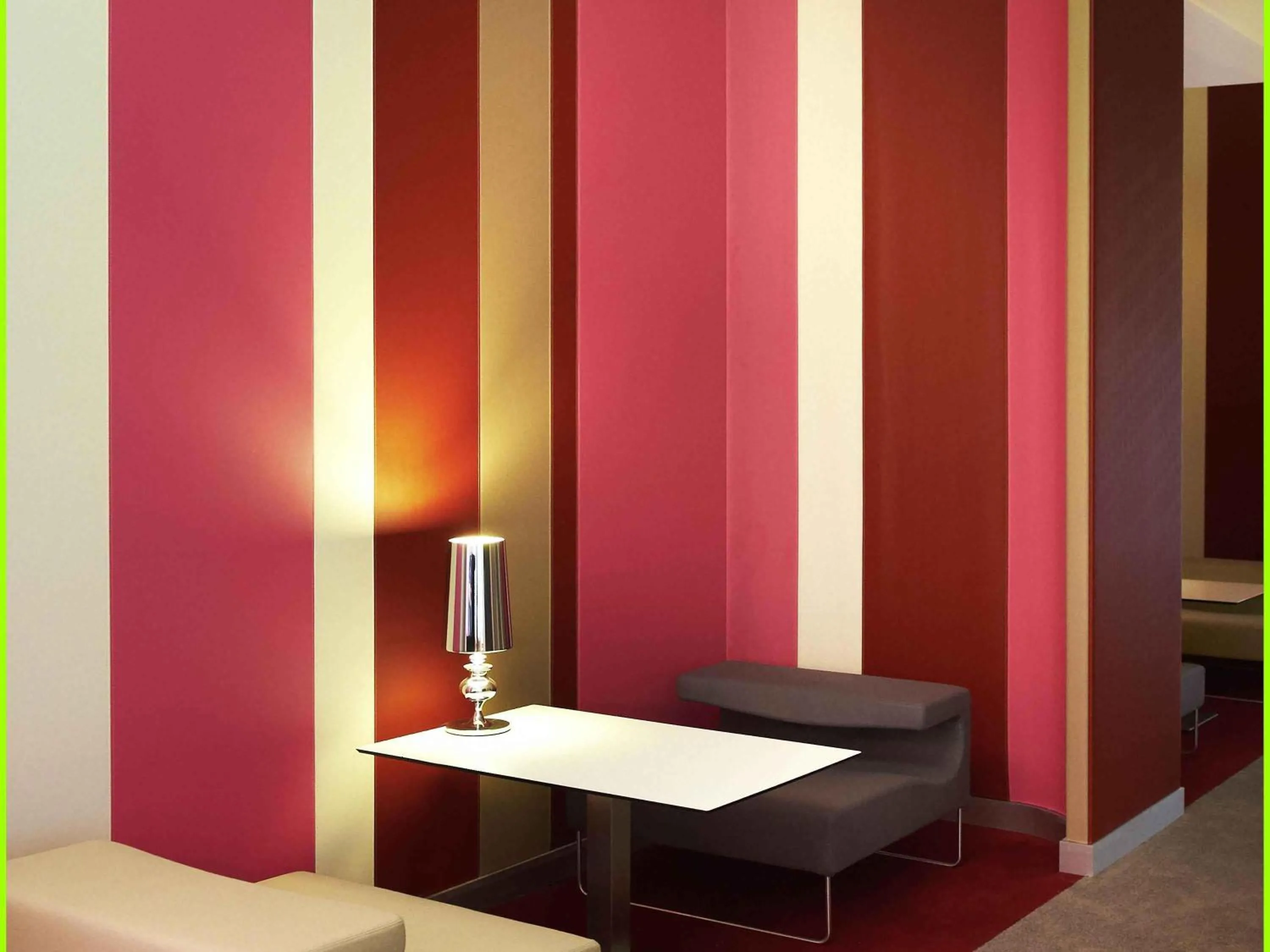 Lounge or bar in Mercure Cholet Centre