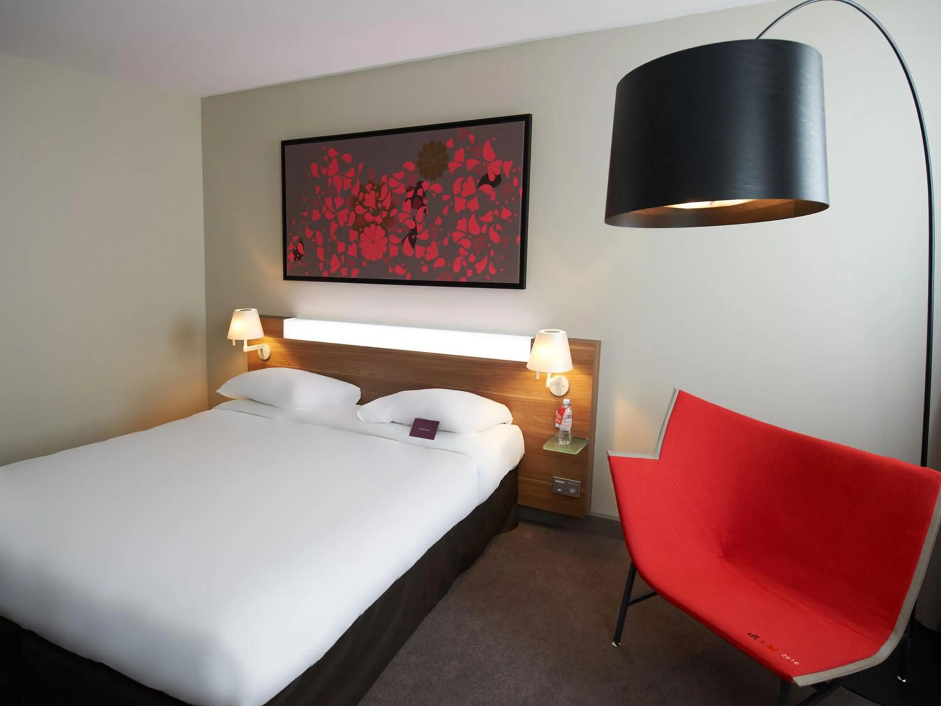 Photo of the whole room, Bed in Mercure Cholet Centre