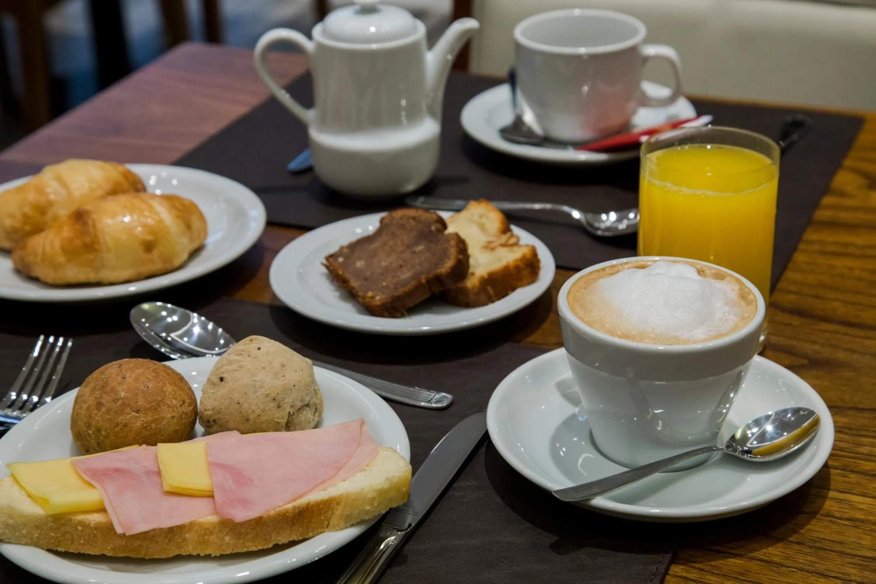 Restaurant/places to eat in Hotel Land Plaza La Plata