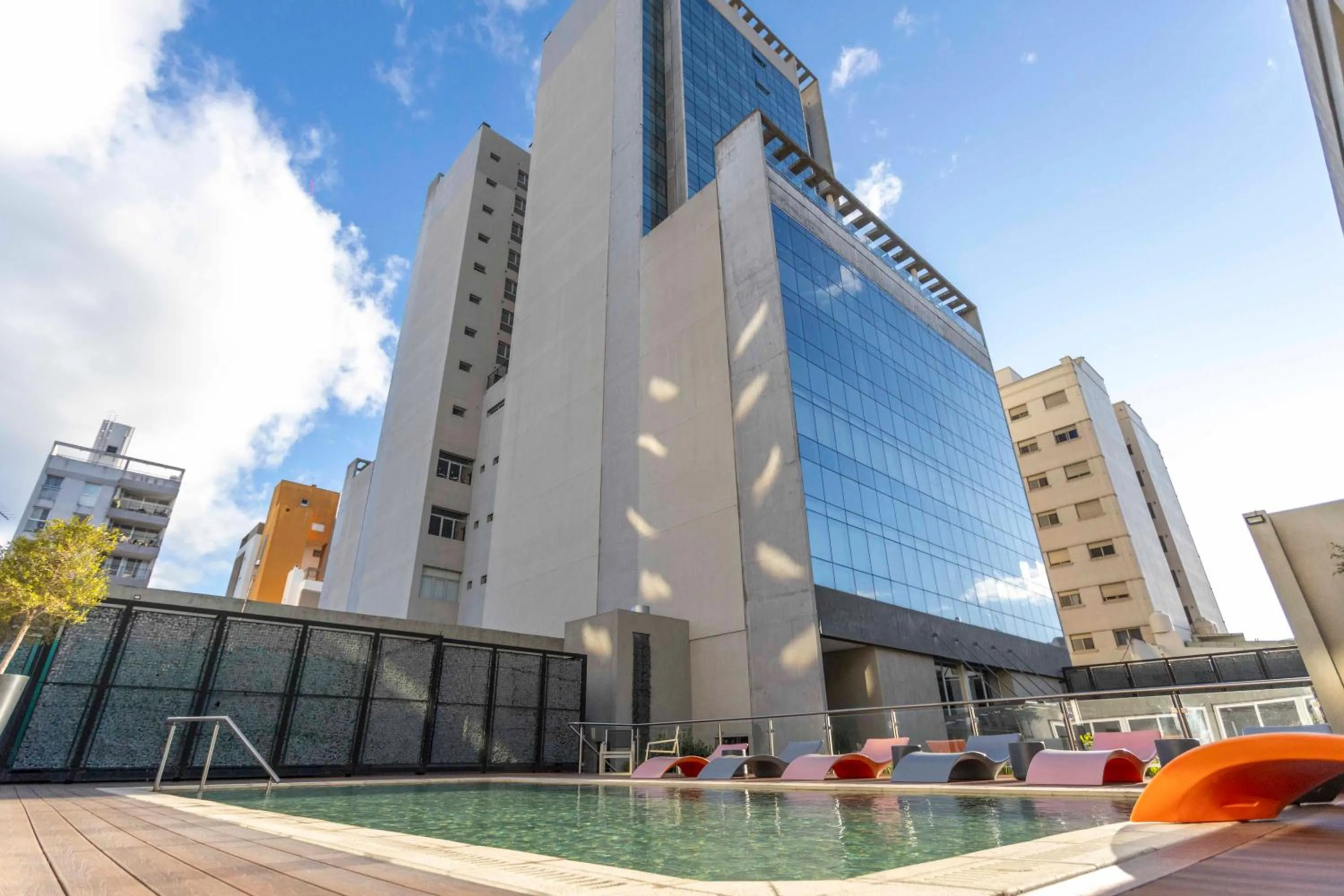 Swimming pool in Hotel Land Plaza La Plata