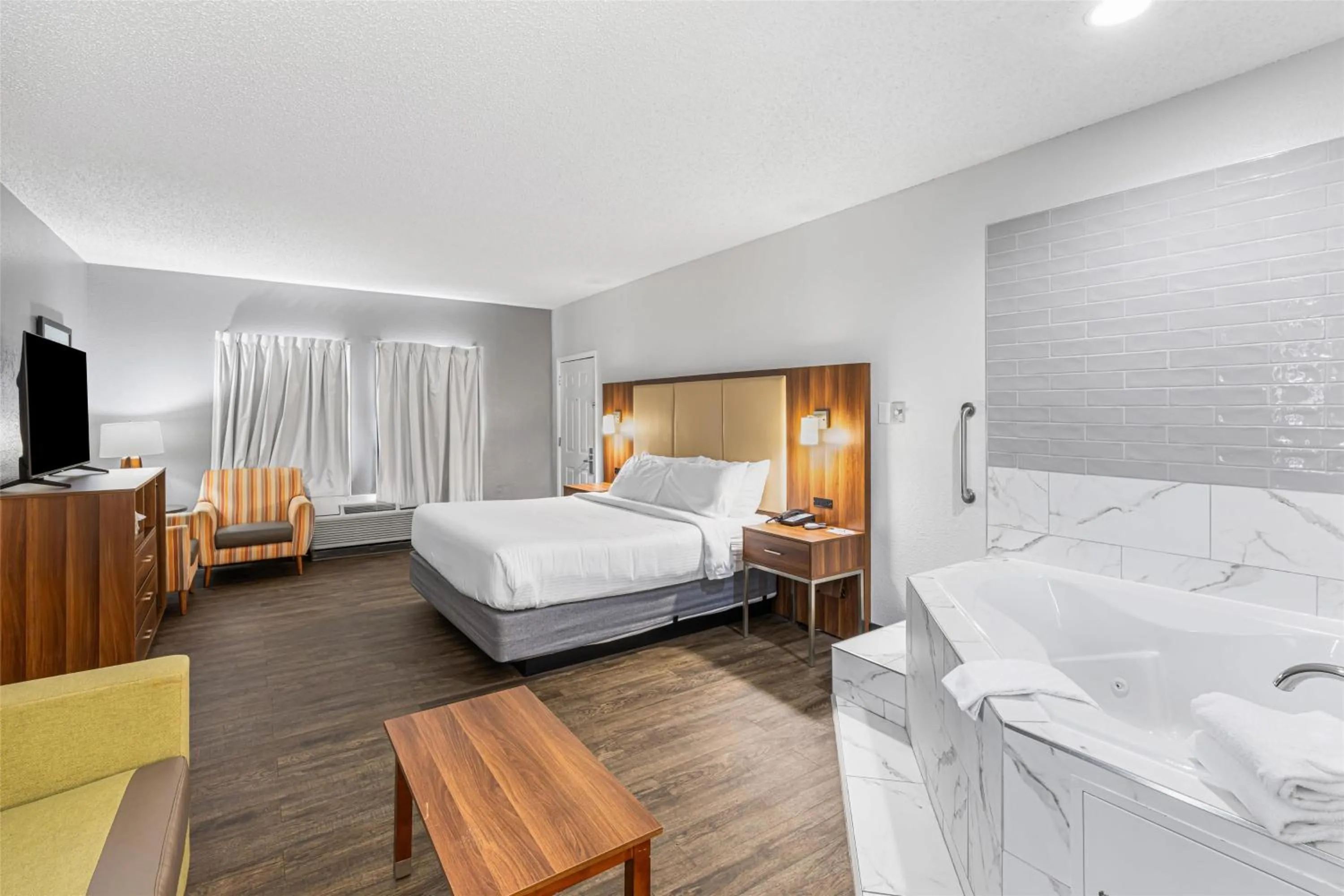 Bedroom, Bed in SureStay Hotel by Best Western Helen Downtown