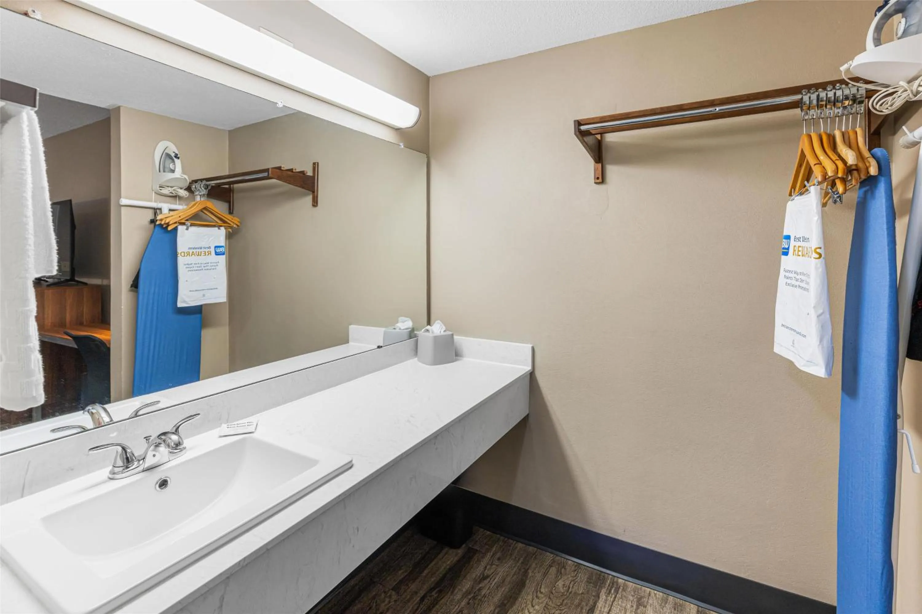 Bedroom in SureStay Hotel by Best Western Helen Downtown