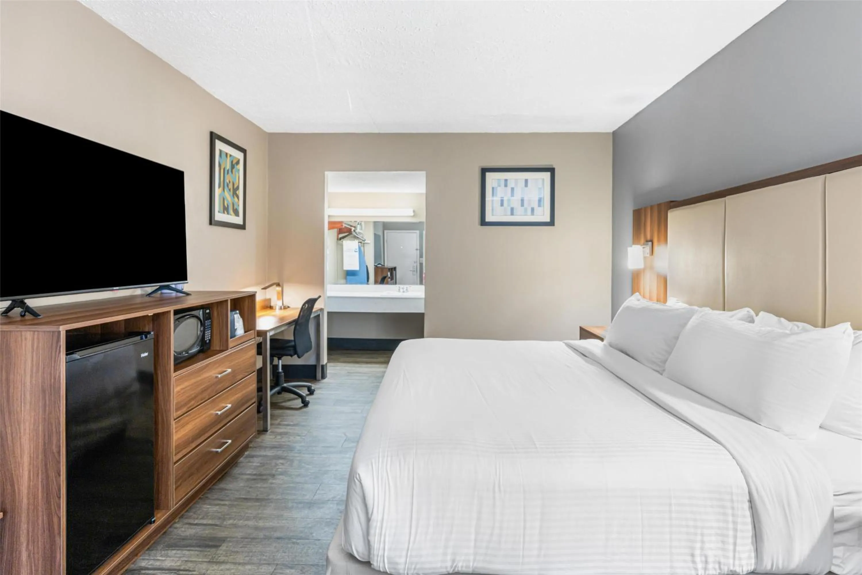 Bedroom, Bed in SureStay Hotel by Best Western Helen Downtown