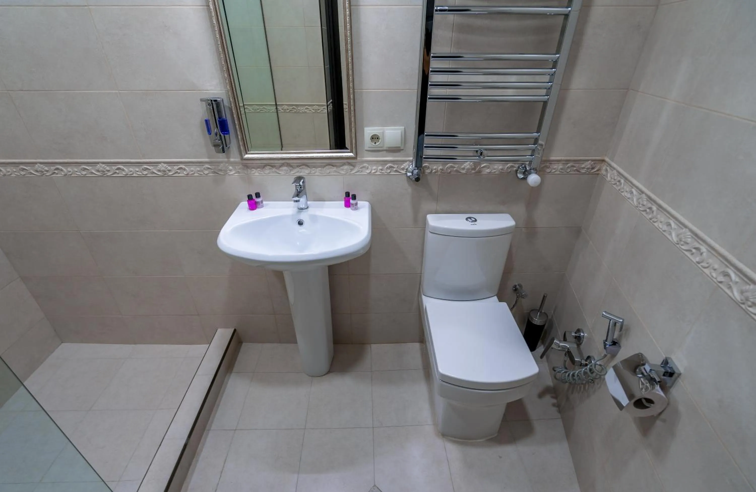 Toilet in Golden Light Hotel