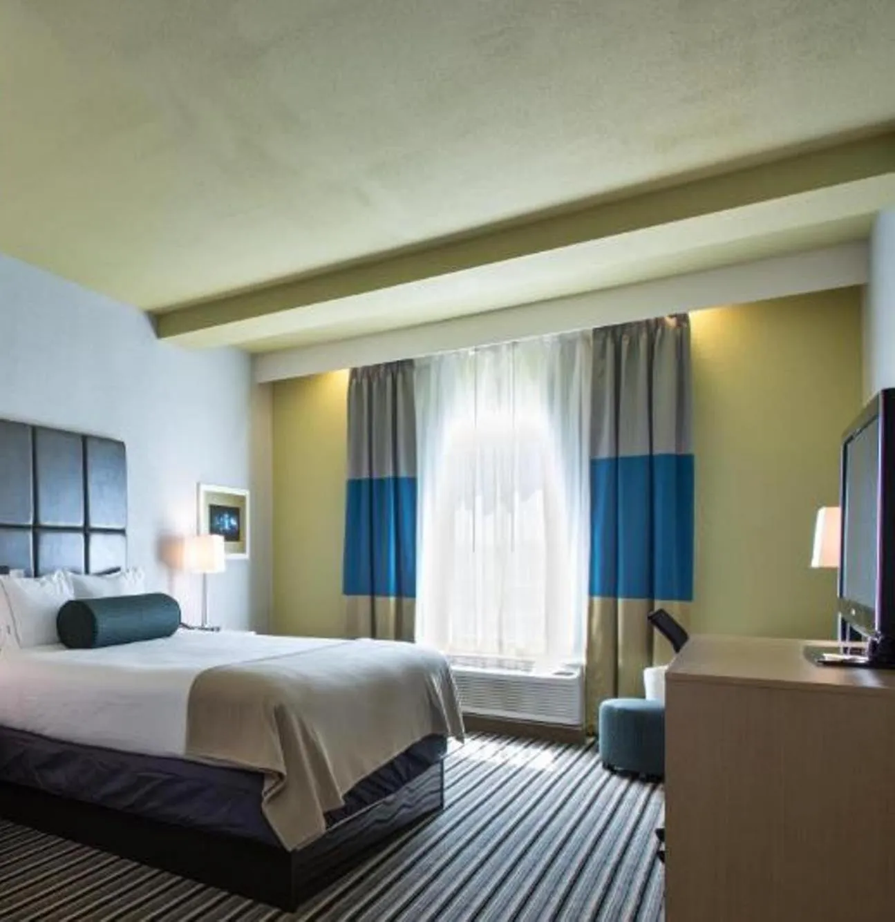 Bed in Holiday Inn Express & Suites Carlisle - Harrisburg Area by IHG