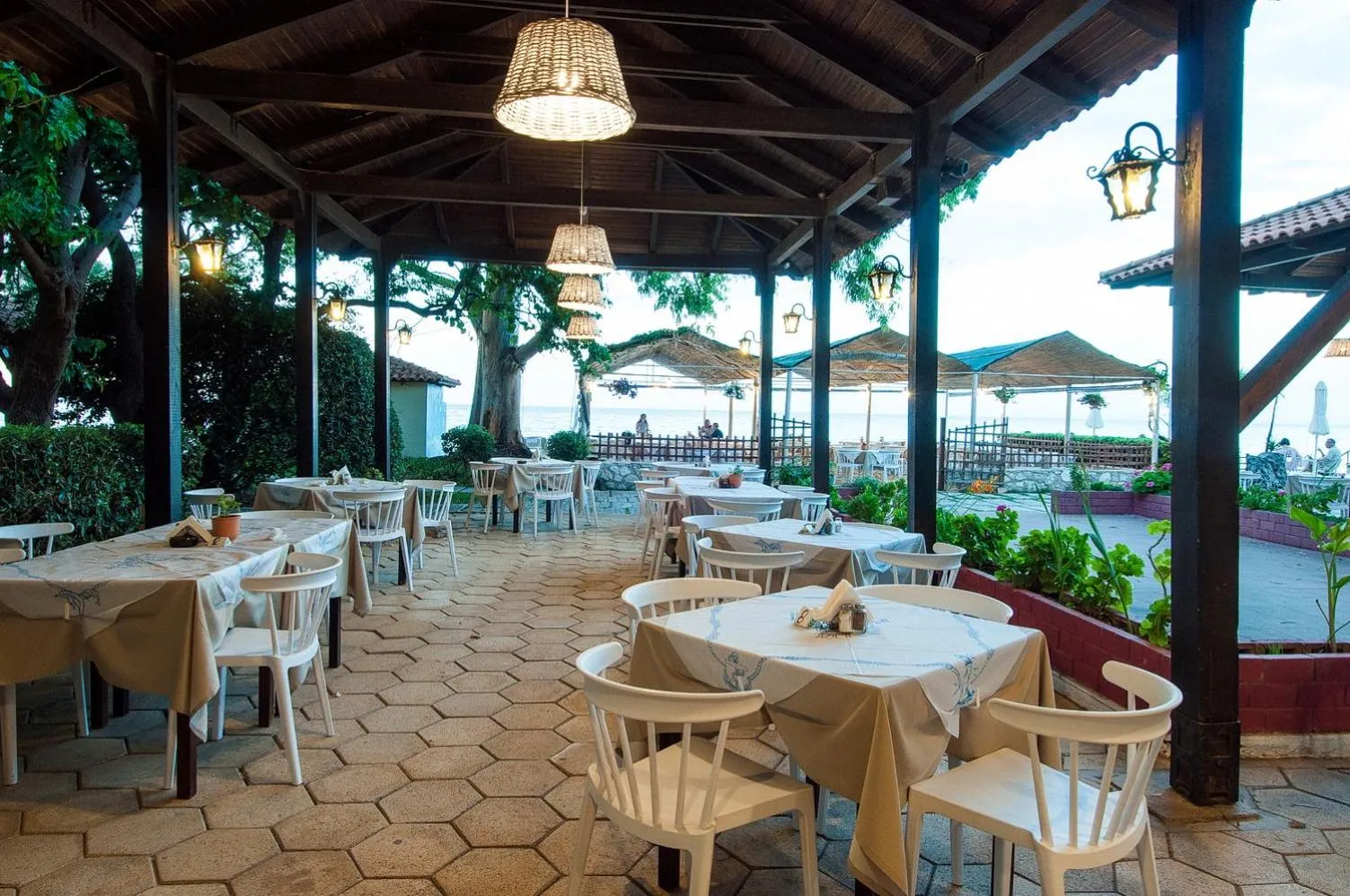 Restaurant/places to eat in Mimoza Beach
