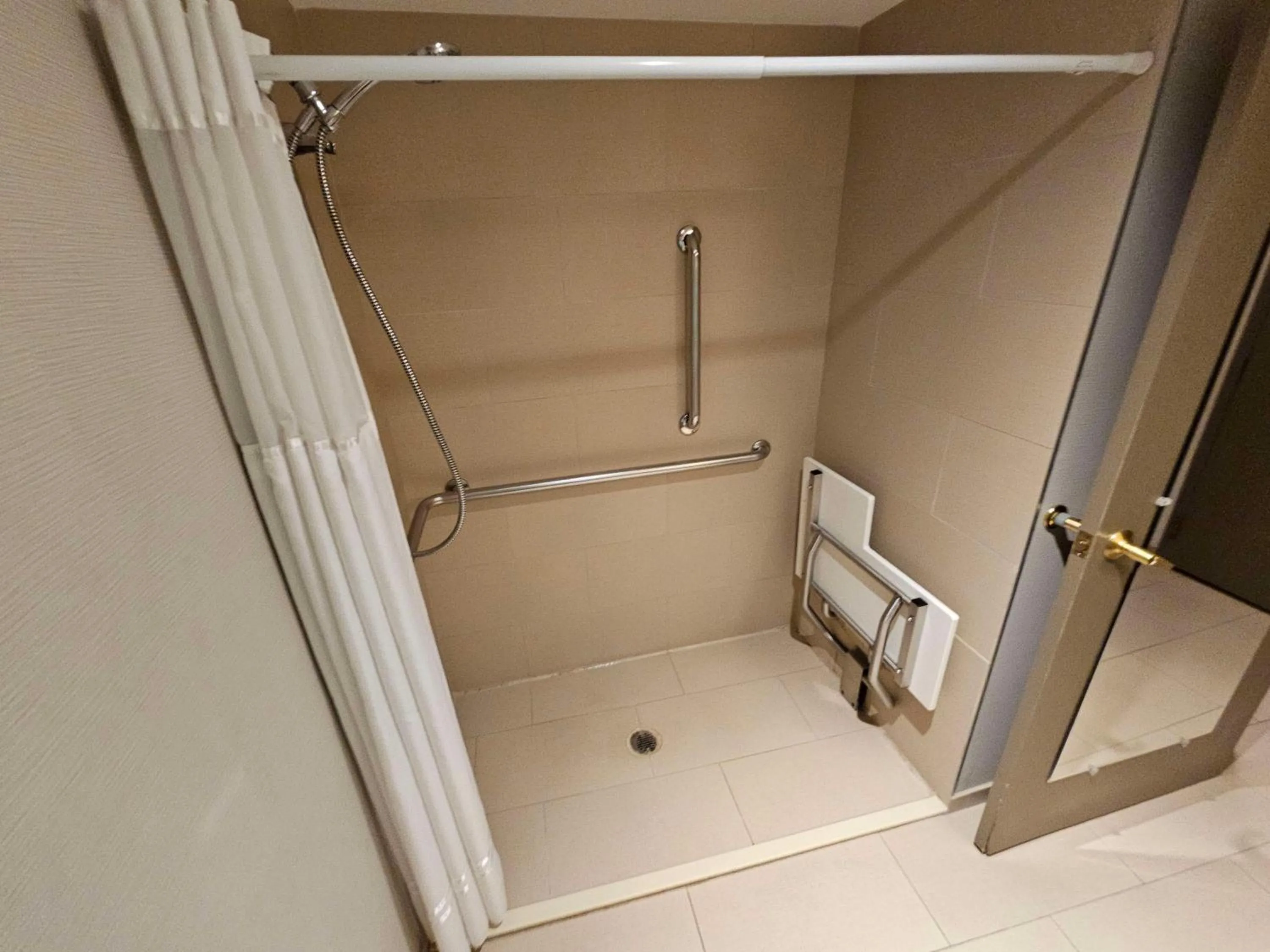 Bathroom in Best Western Plus Chicagoland - Countryside