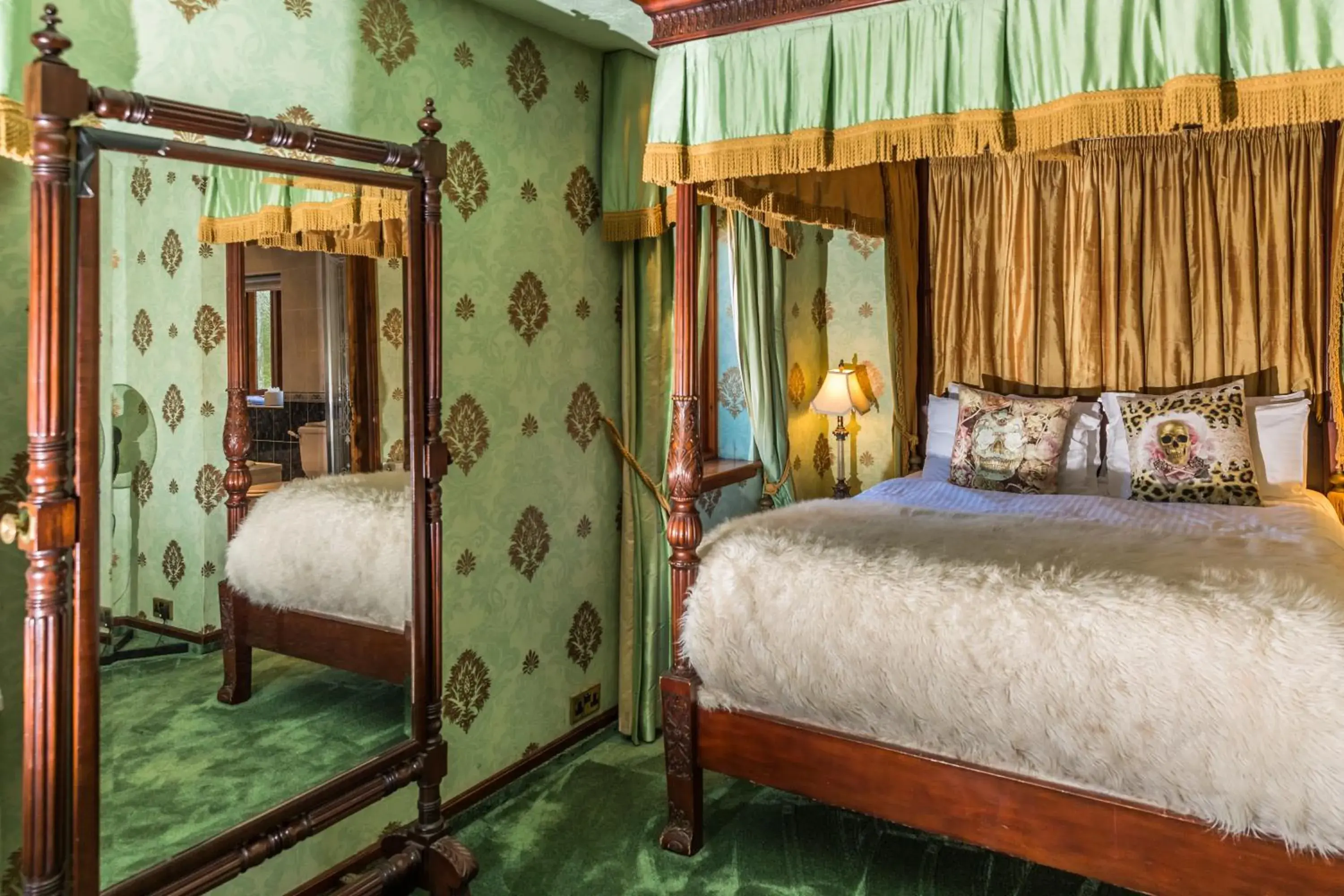 Suite with Four Poster Bed and Spa Bath in Who'd A Thought It Suite with Four Poster Bed and Spa Bath in Who'd A Thought It