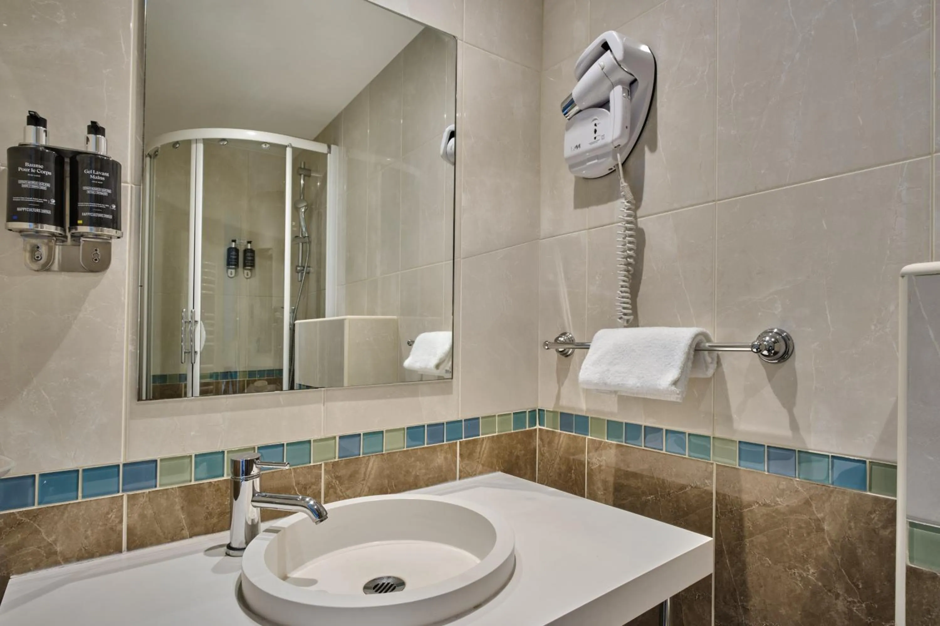 Bathroom in Hotel Etoile Saint Ferdinand by Happyculture